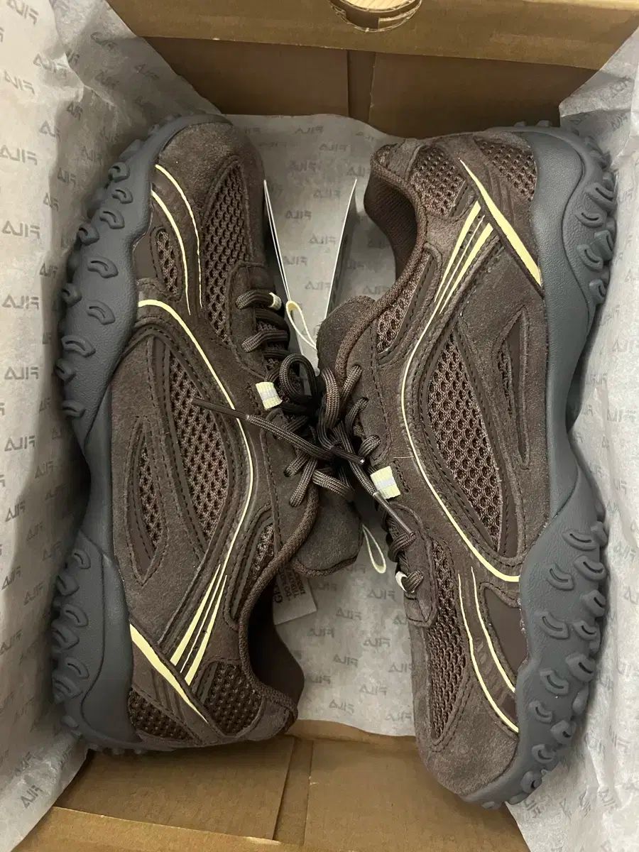 FILA(フィラ) エシャッペ チョコ 240 新品