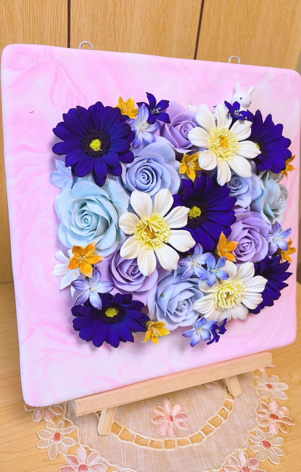 青いガーベラの壁掛けアレンジ