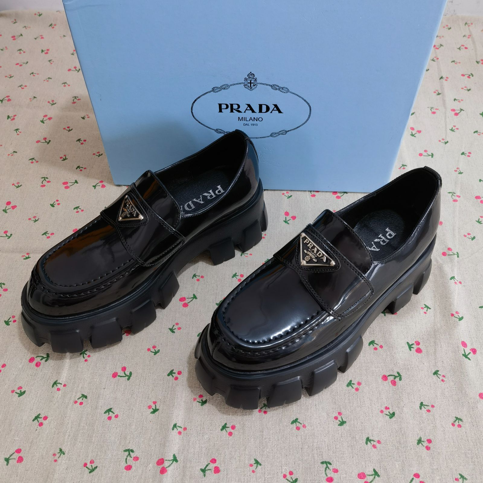 極美品】PRADA プラダ ローファー 革靴 レザー - ローファー/革靴