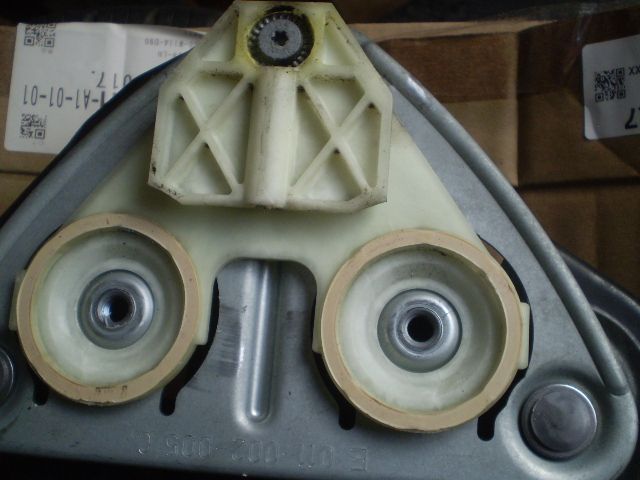 リアパワーウィンドウレギュレター 左側