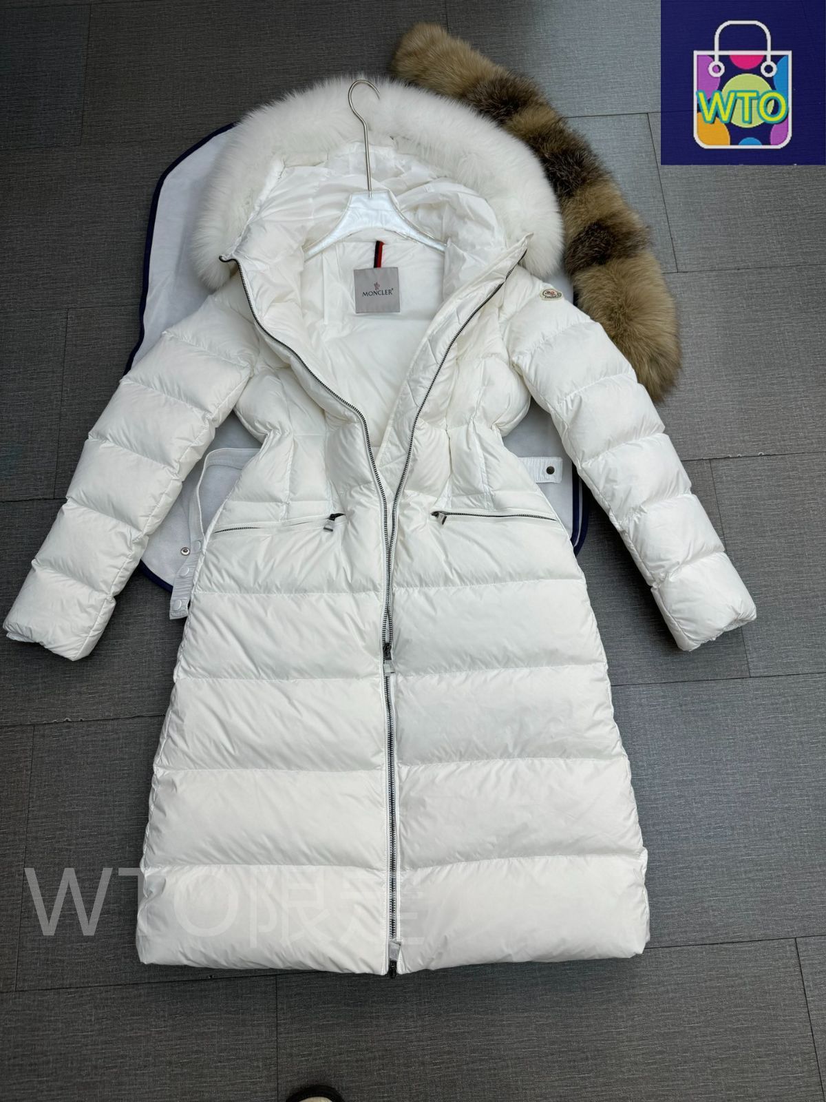 モンクレール ブラックダウンジャケットロングタイプ白い襟｜