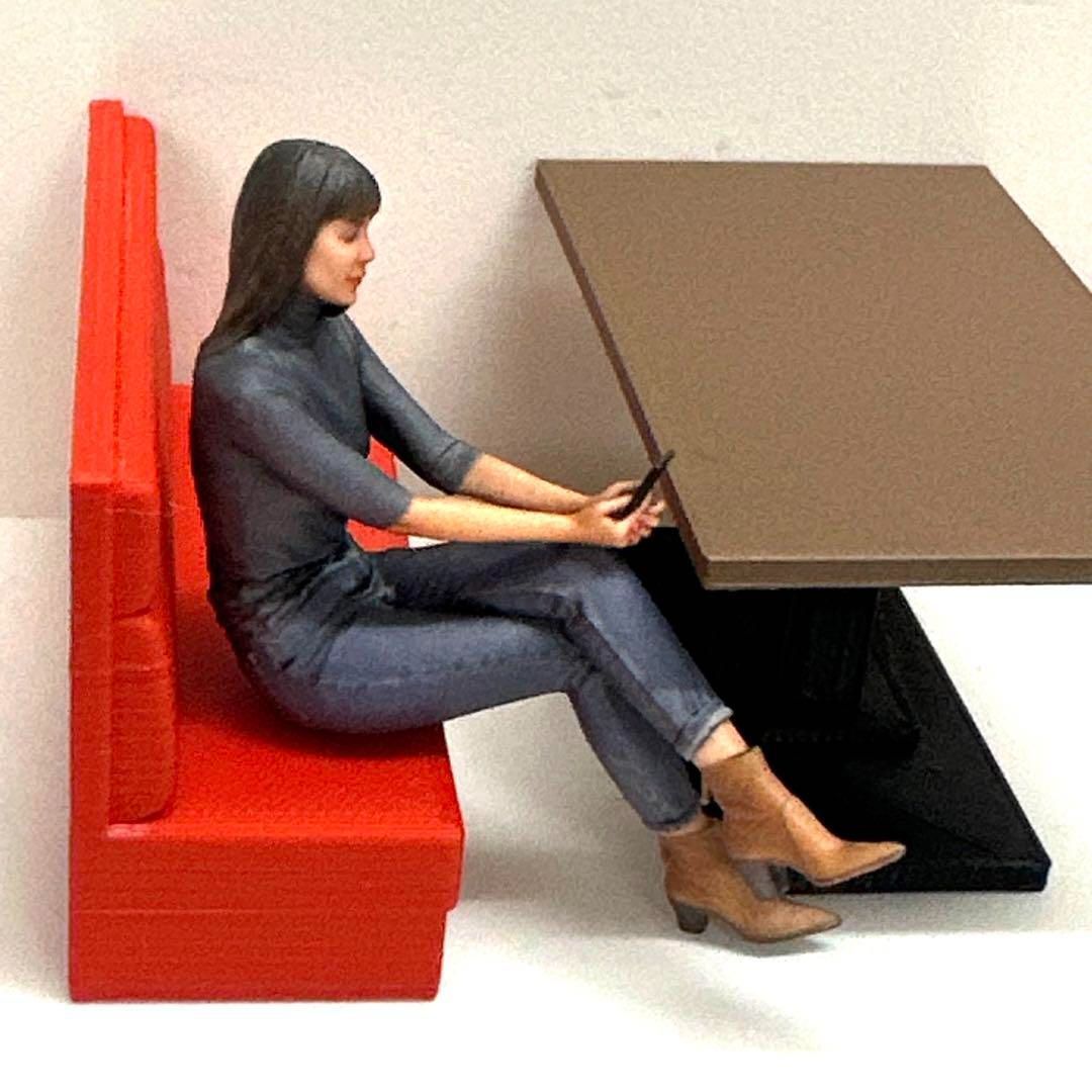 完成品　1/18 フィギュア　ヌミック　スマホ女性　ミニカーに　1/64より大 完成品 1/18 フィギュア ヌミック スマホ女性 ミニカーに リアル