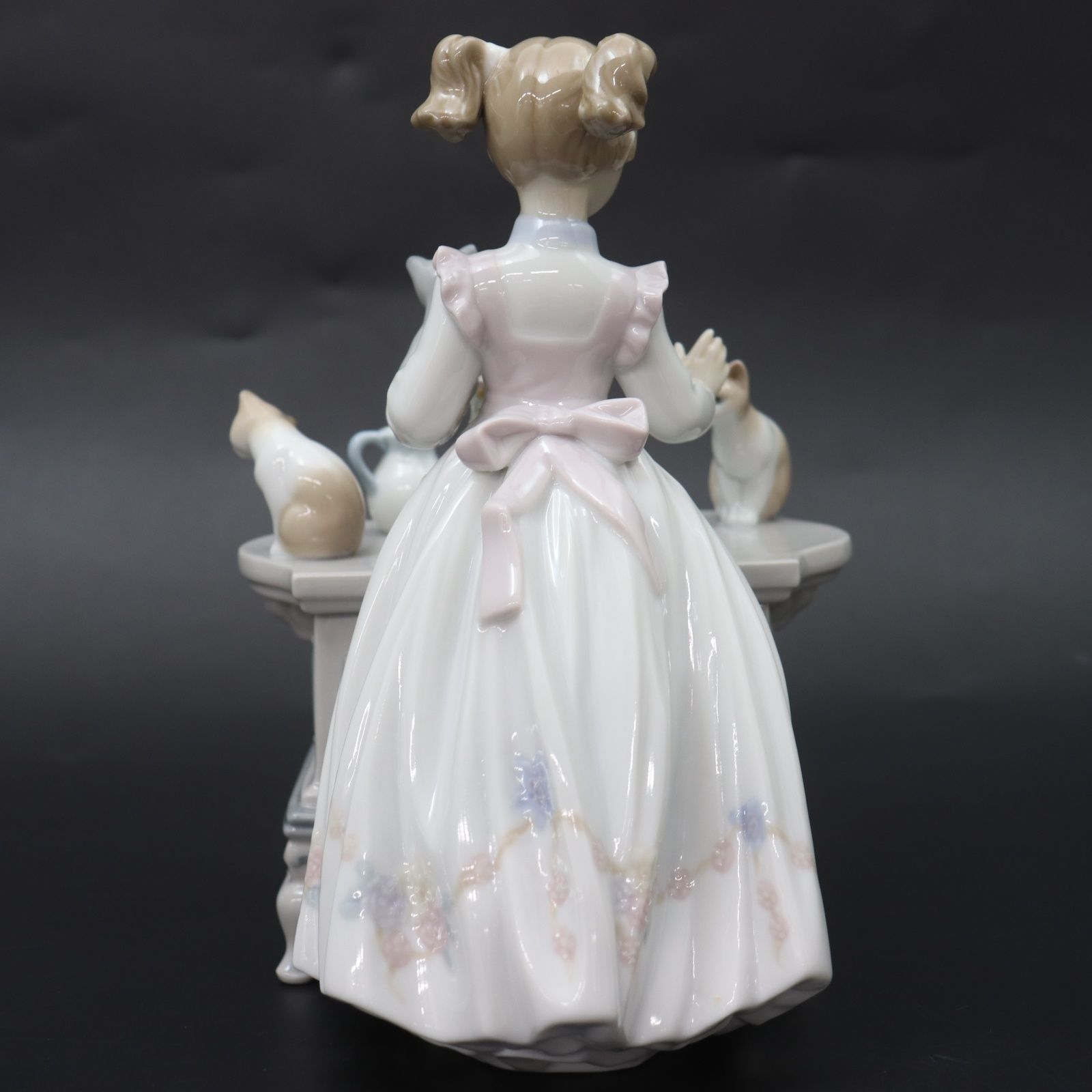 リヤドロ■ LLADRO (リヤドロ) フィギュリン Courtney（少女コートニー