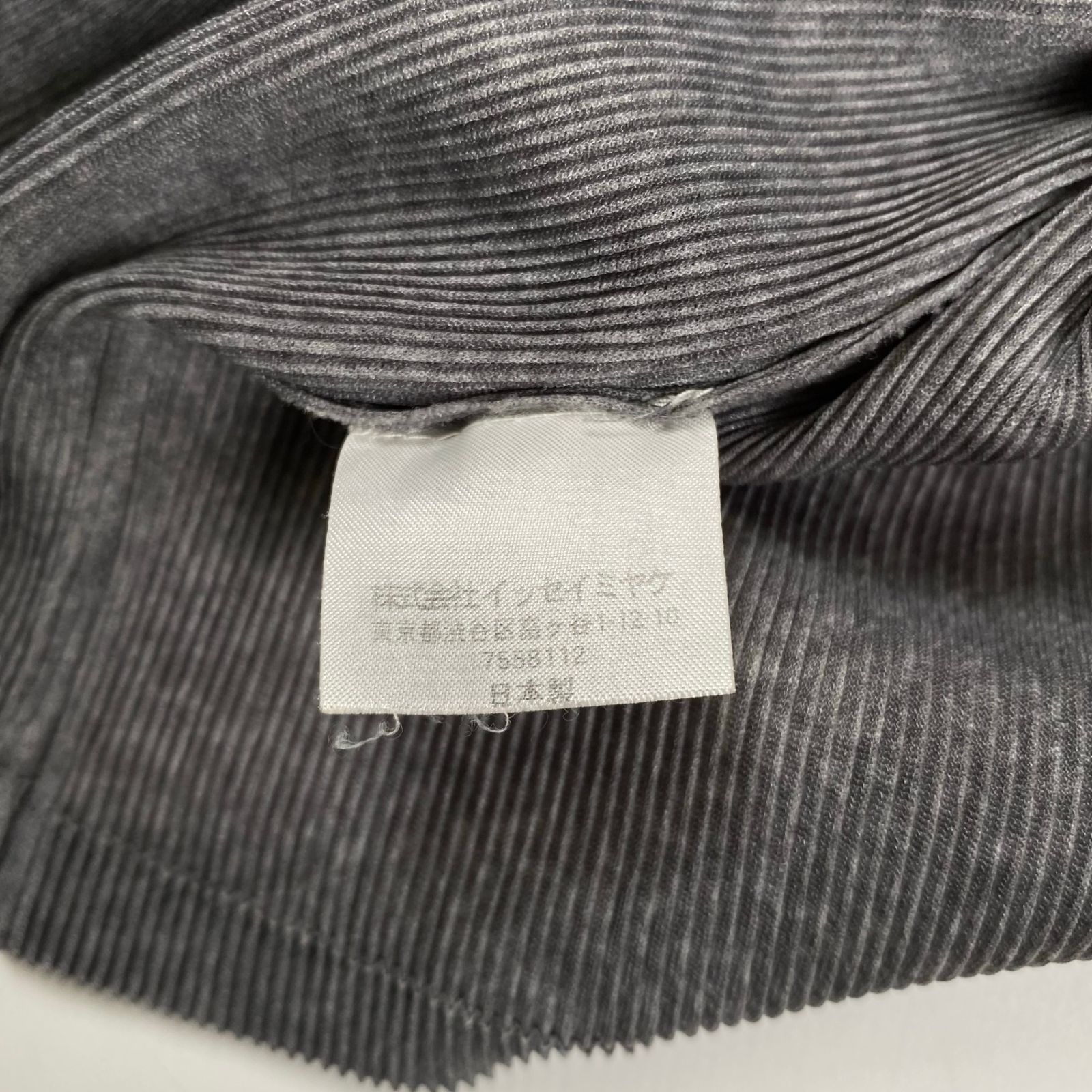 プリーツVネックカットソー