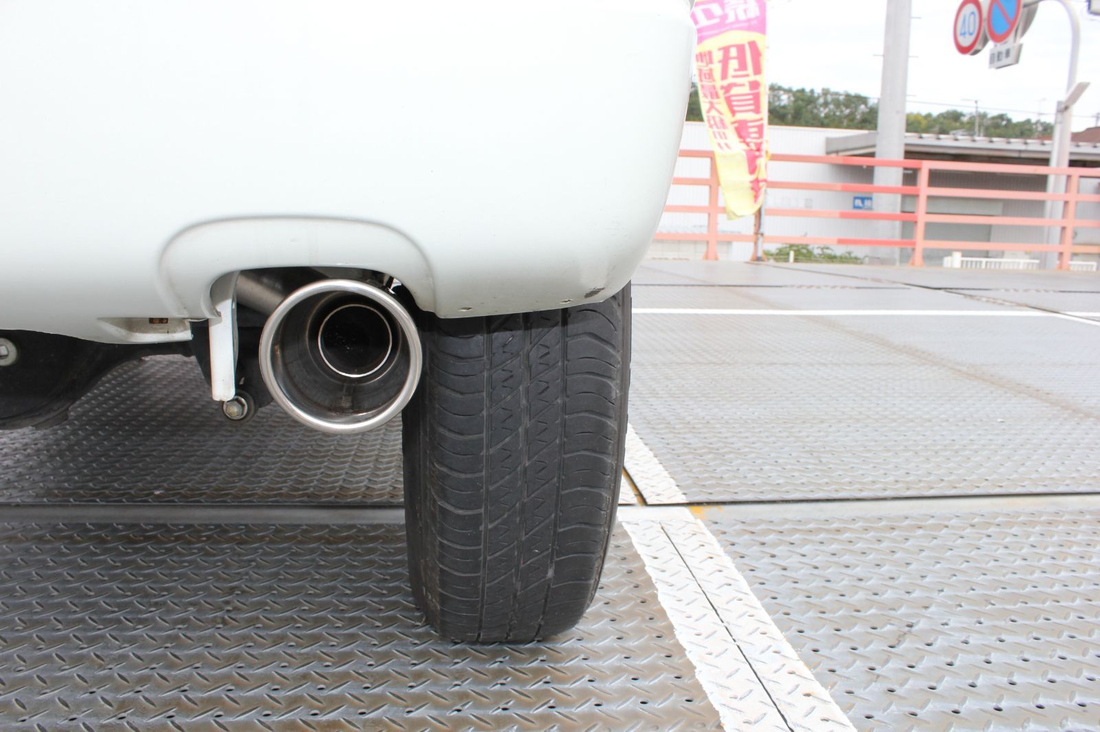 ジムニー マフラー JB23W 1型〜10型 純正バンパー用 ノーマルバンパー用 1本出し Type02 ステンレス シルバー 自動車パーツ カスタムパーツ 車用品 Bluefin バリエンテマフラー、ジムニー マフラーJB23W 1型～10型 純正バンパー対応 ジムニー マフラー JB23W 1型～10型 純正バンパー対応  ノーマルバンパー対応 1本出し Type02 ステンレス SUS シルバーカラー カーパーツ 自動車パーツ アクセサリー カスタムパーツ 車用品  Jimny ...