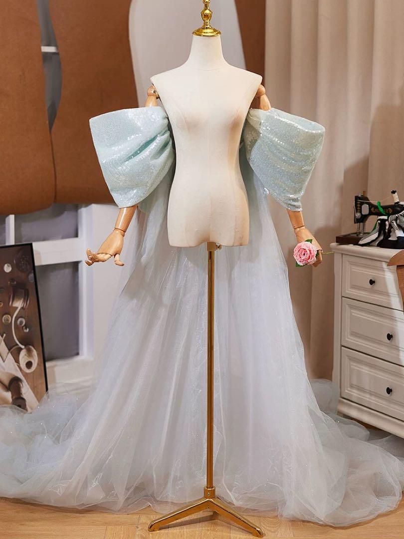 トレーンがゴージャスでフリルがオシャレなロングショール