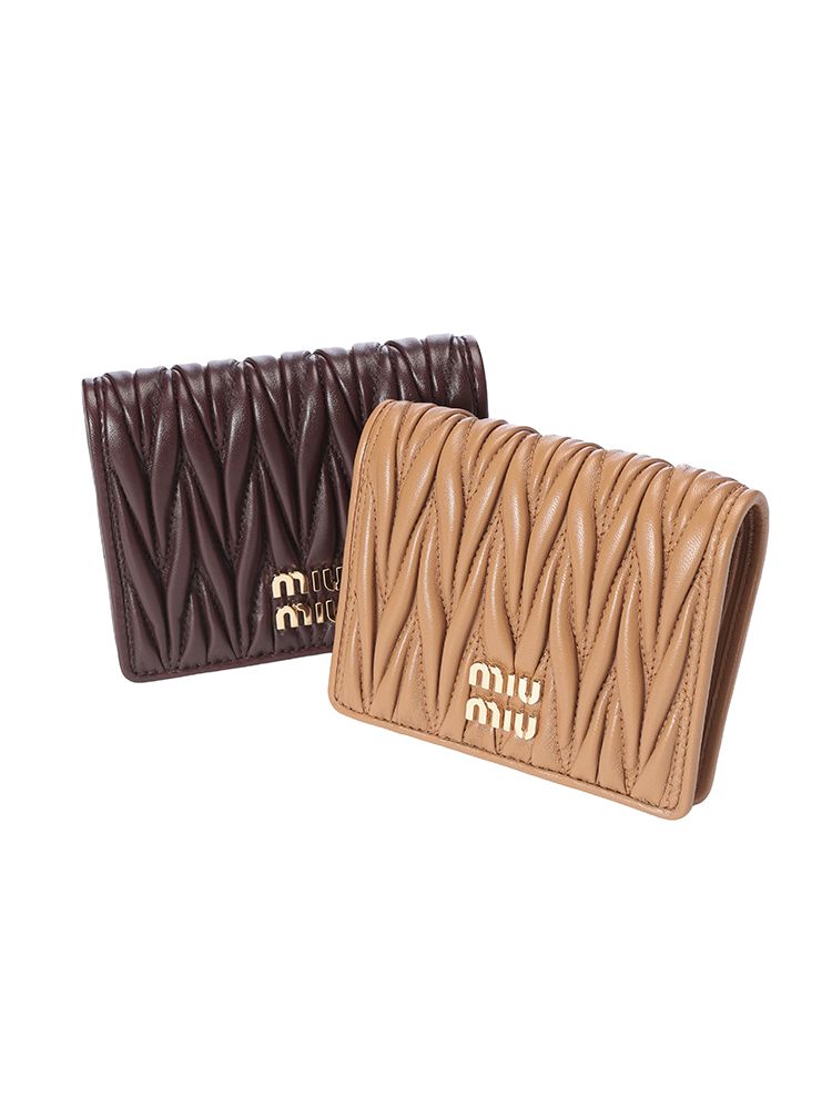 【 miu miu 】 マテラッセレザー 折り財布 MIU MIU (ミュウミュウ) マテラッセ レザー 二つ折り財布 - メルカリ