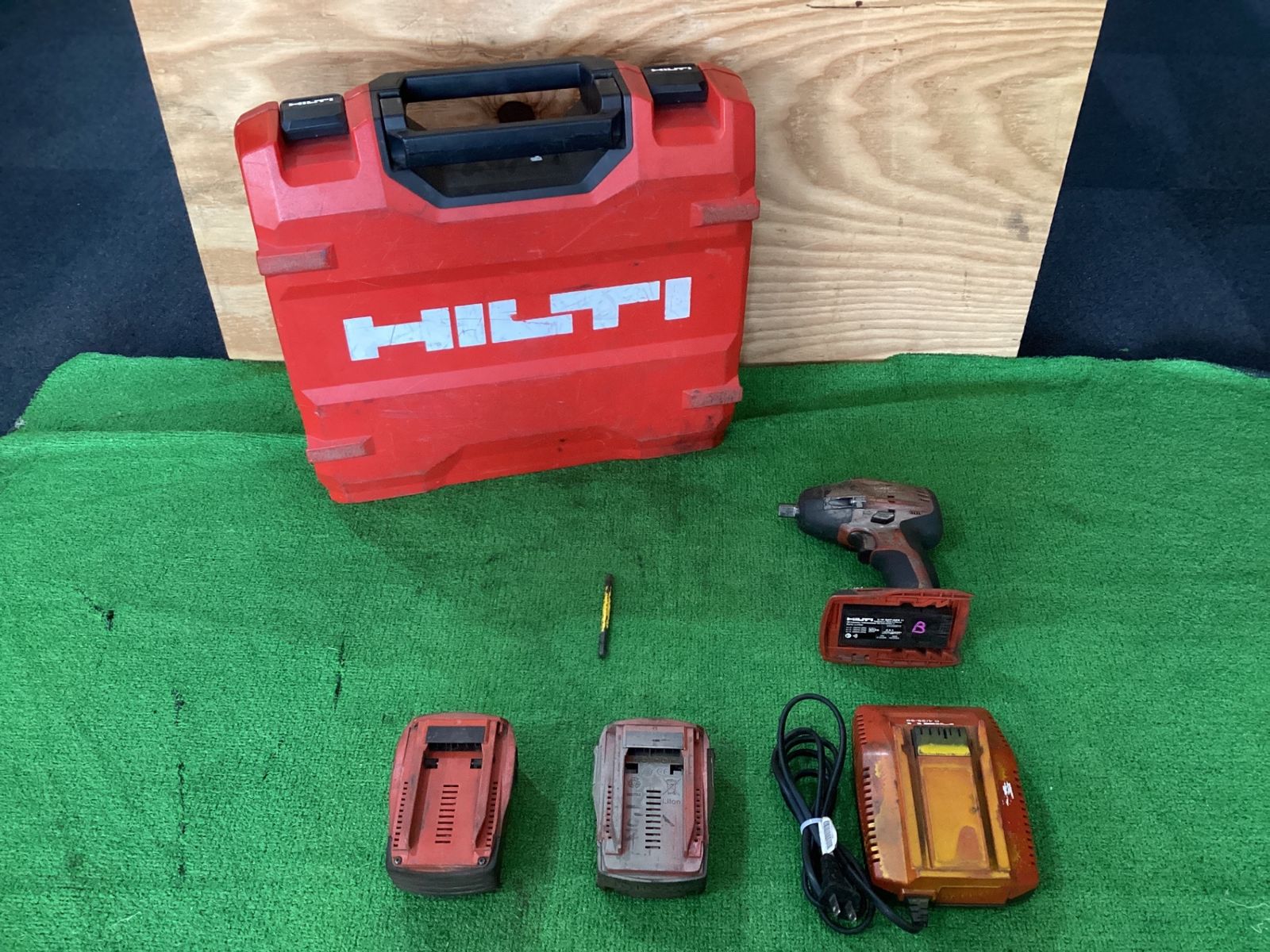 HILTI 6AT-A22 充電式インパクトレンチ バッテリ×2 充電器 付属品 ケース有 全体に塗装跡多数 現状品 s|n 230350010 ケ-137
