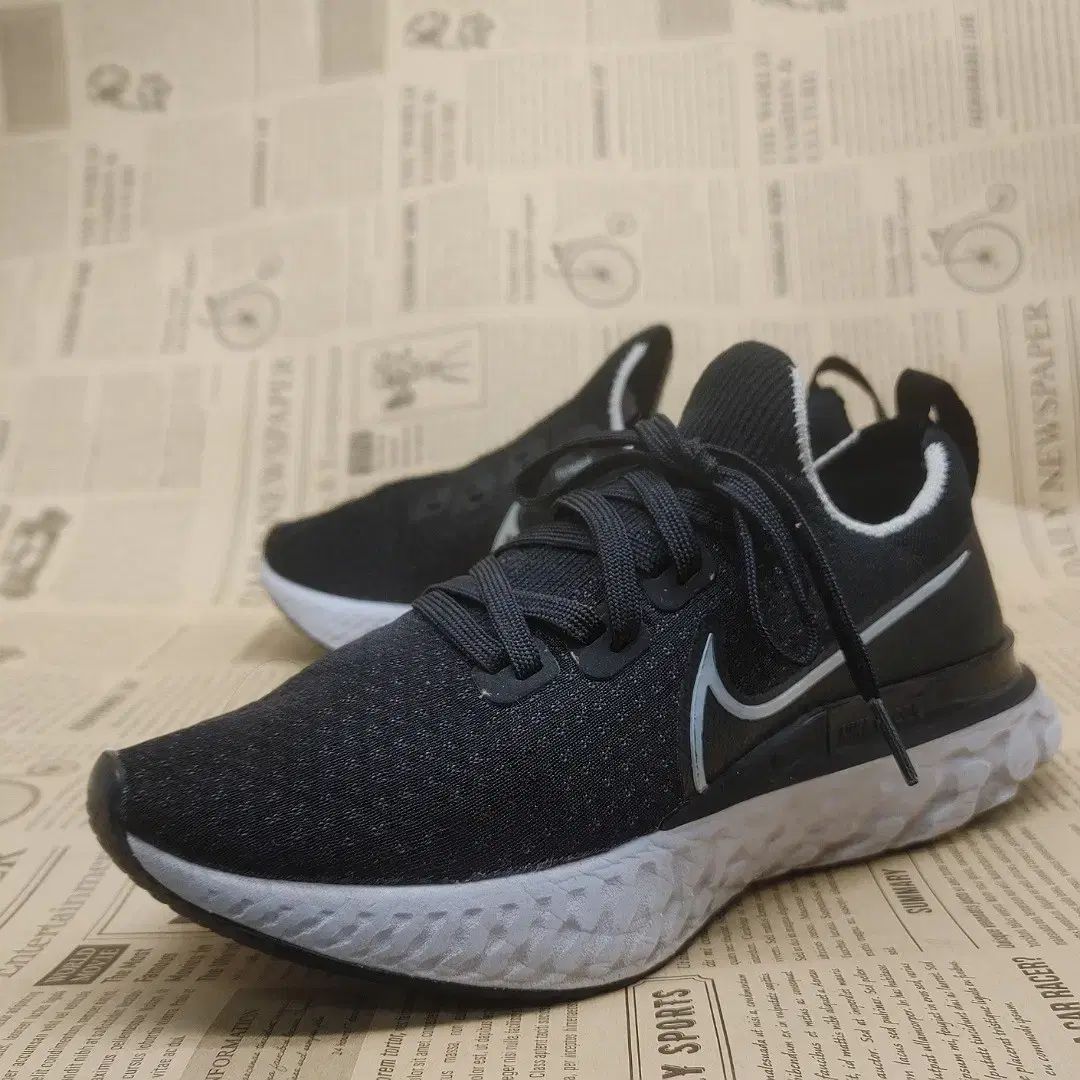 【雷市場（ポンジャン）商品韓国直送】 NIKE(ナイキ) リアクト インフィニティラン ランニングシューズ 250