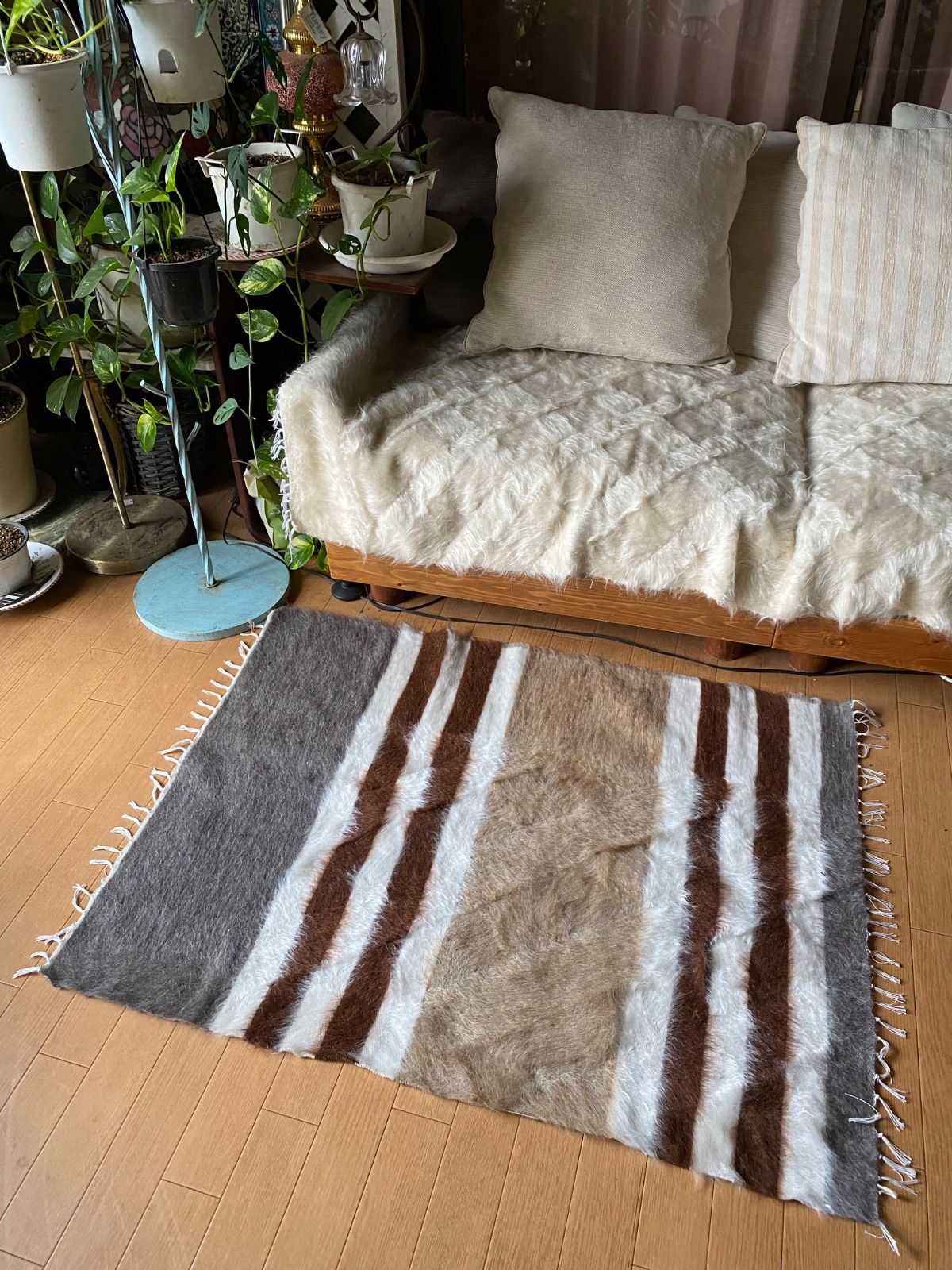 トルコの東遊牧民の知恵140年前から織られているアンゴラヤギの毛で織り機で織られたシンプルな毛布