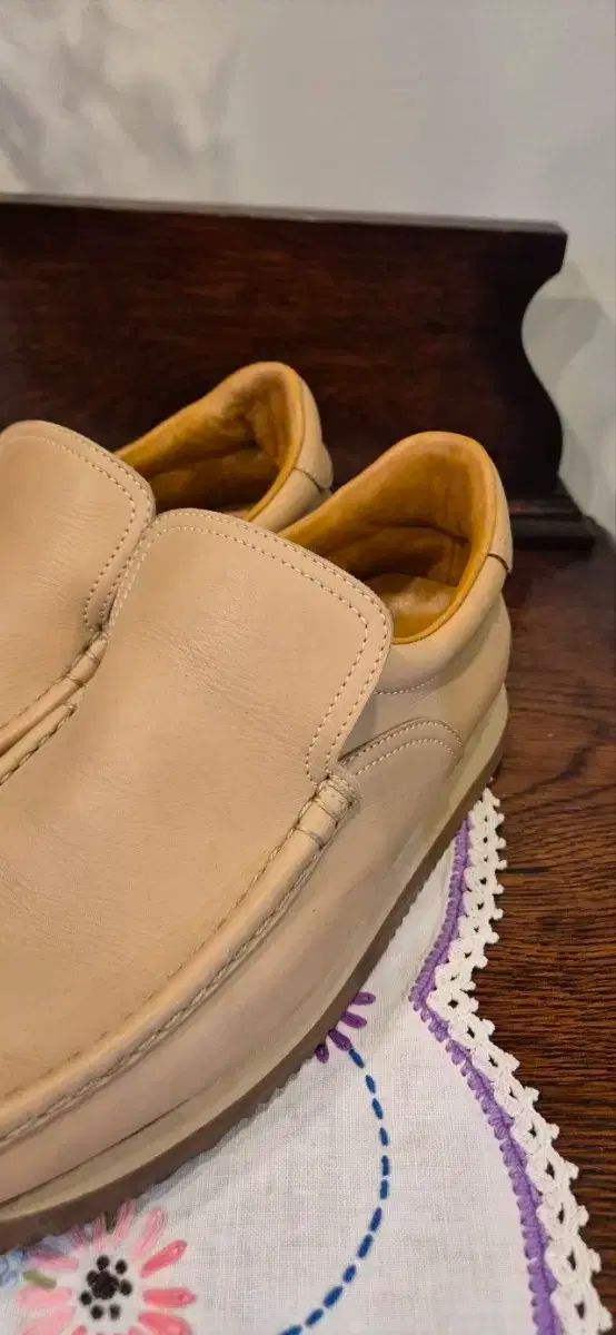 ベージュ ローファー