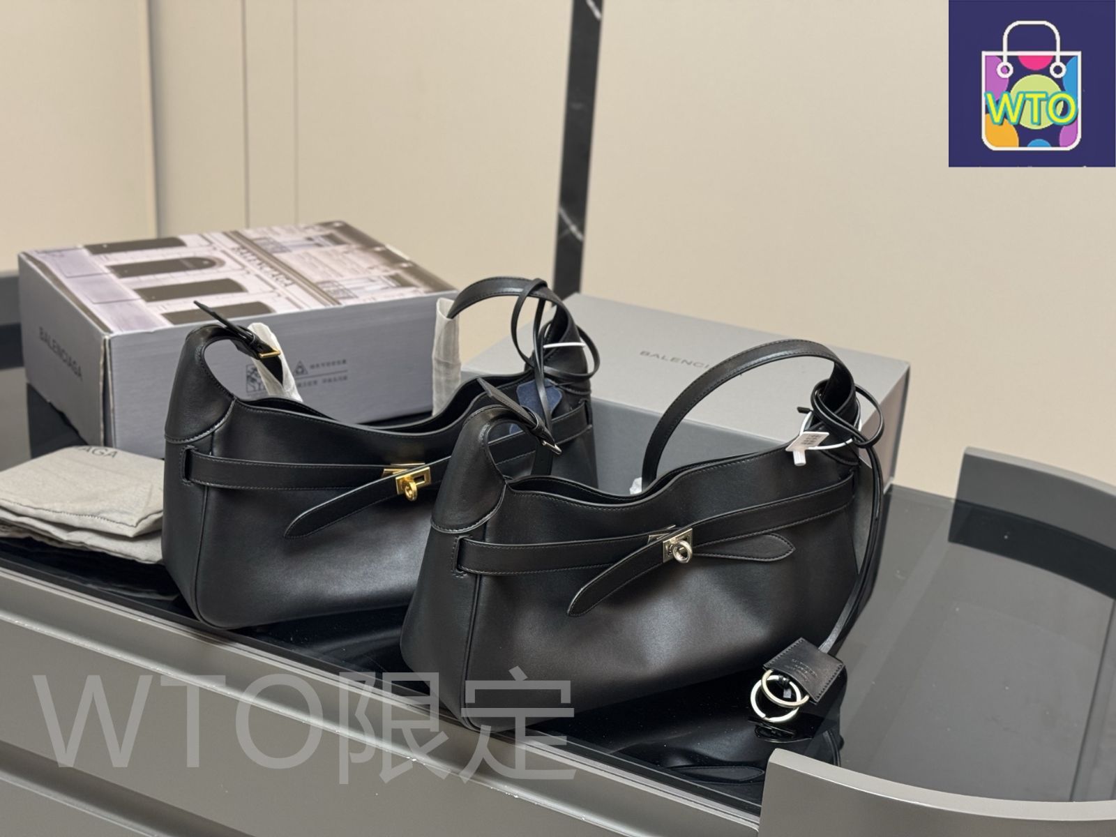 balenciaga アームバッグ 今日特価】Balenciaga 新横型アンダーアームバッグ（34.16cm