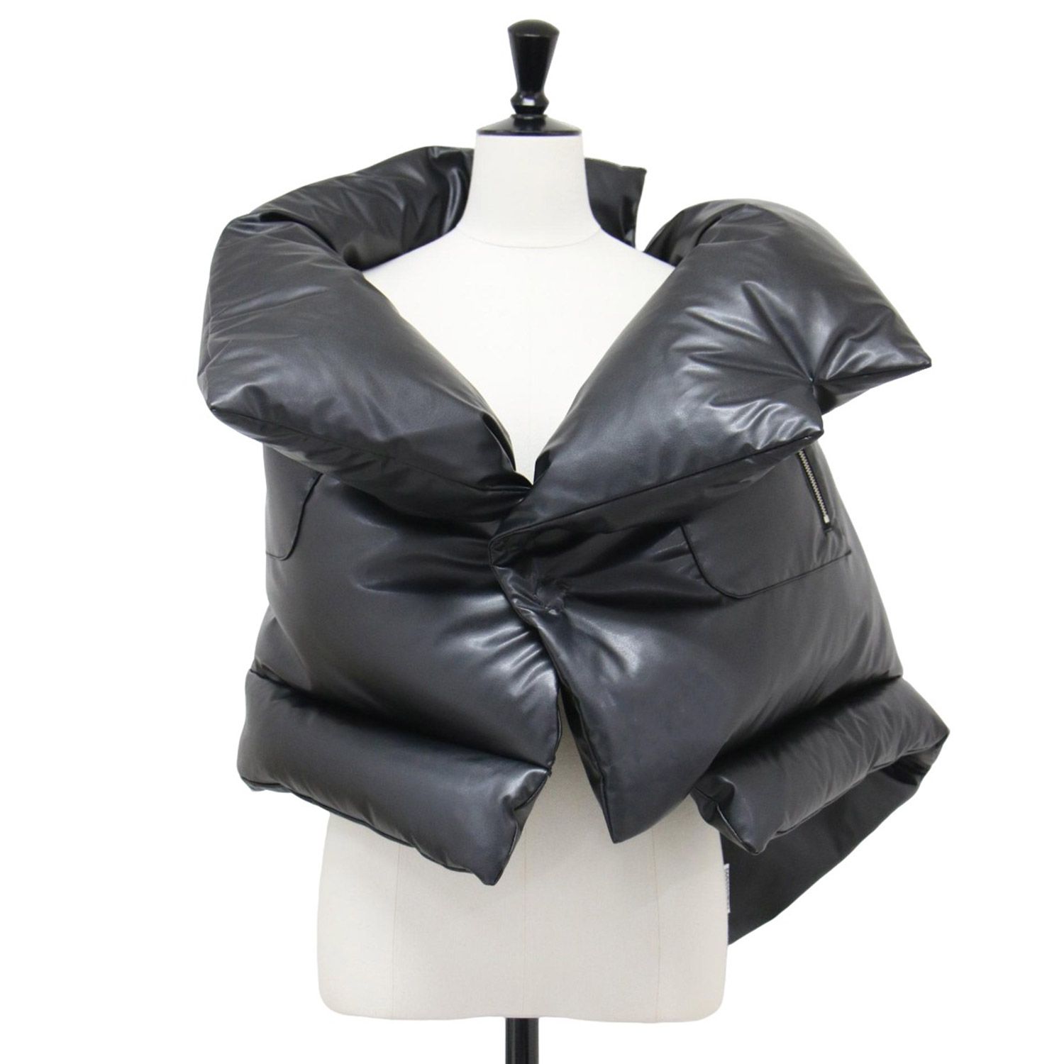 JUNYA WATANABE COMME des GARCONS ジュンヤワタナベ コムデギャルソン ケープ ブラック 黒 サイズ XS | フェイクレザー ダウン ケープ | アウター ストール | アシンメトリー ボリューム レディース