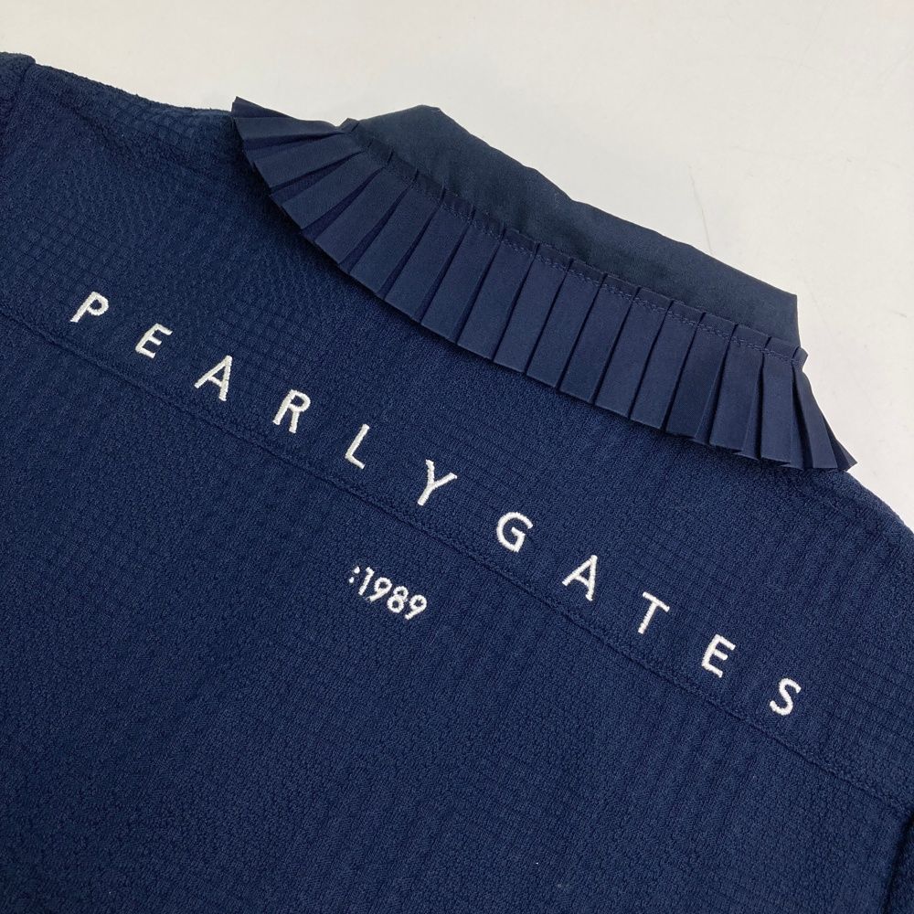 サイズ：1 PEARLY GATES パーリーゲイツ 2023年モデル 半袖ポロシャツ 襟プリーツ 総柄 ネイビー系 [240101488524] ゴルフウェア レディース ストスト サイズ：1 PEARLY GATES パーリーゲイツ 2023年モデル 半袖