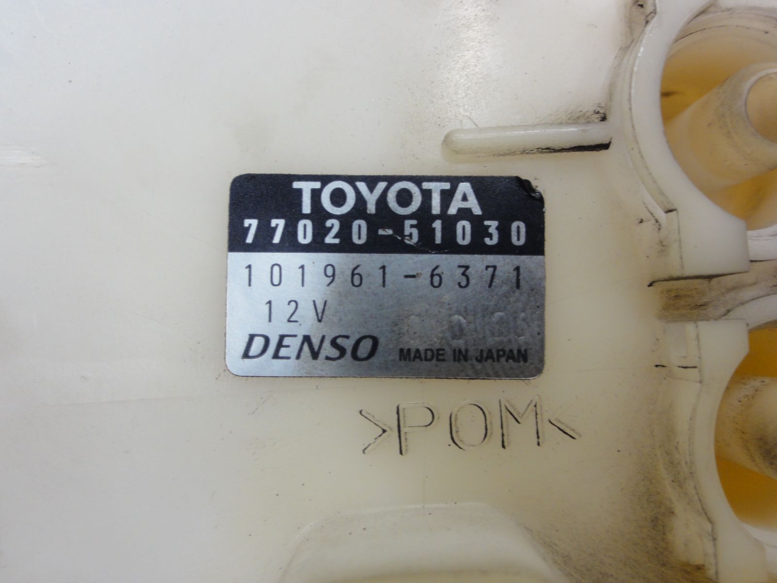 新作アイテムが満載。 平成13年車 トヨタ JCG10 プログレ フューエルポンプ 燃料ポンプ DENSO 77020-51030 101961-6371 純正 F30657