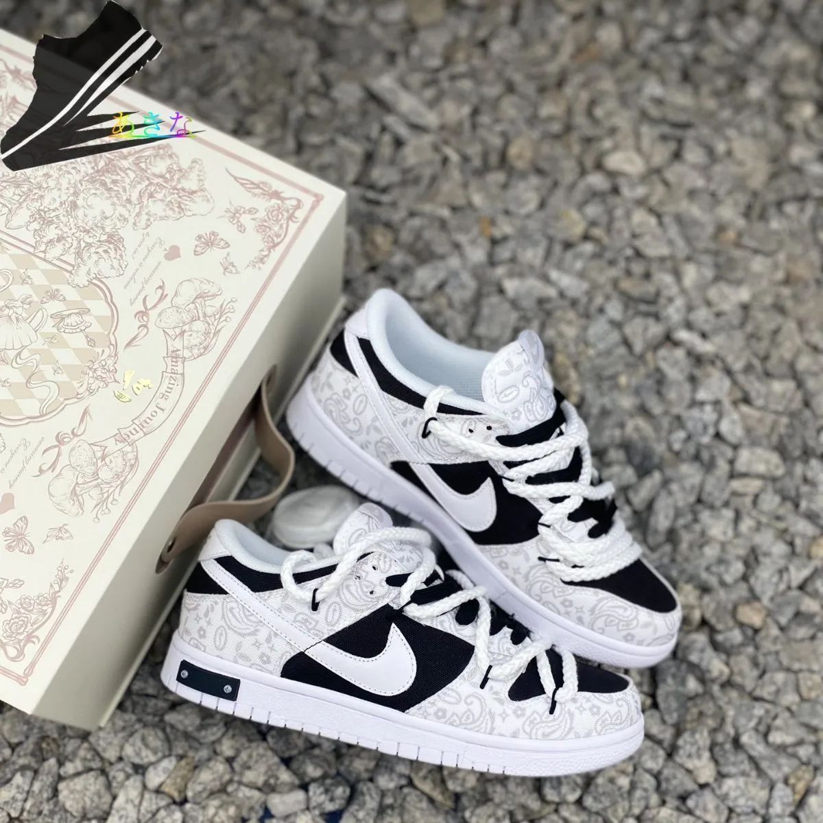 Nike Dunk Low ESS White Paisleyピュアホワイトのアッパーにカシューフラワーのディテールを施し、スタイルと快適性を両立