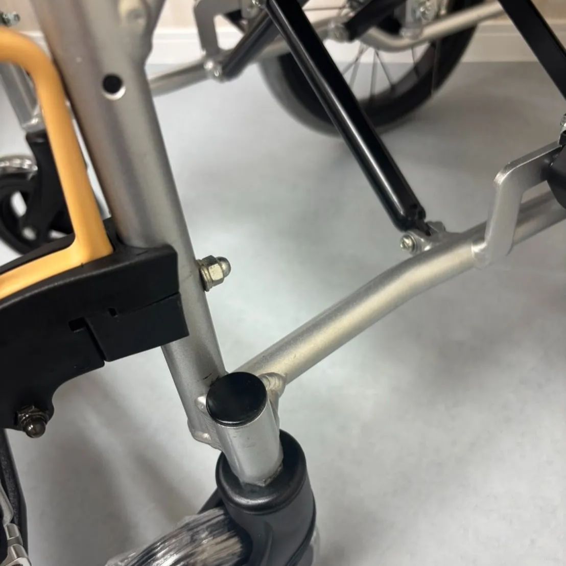 介護用品 ノーパンクタイヤ