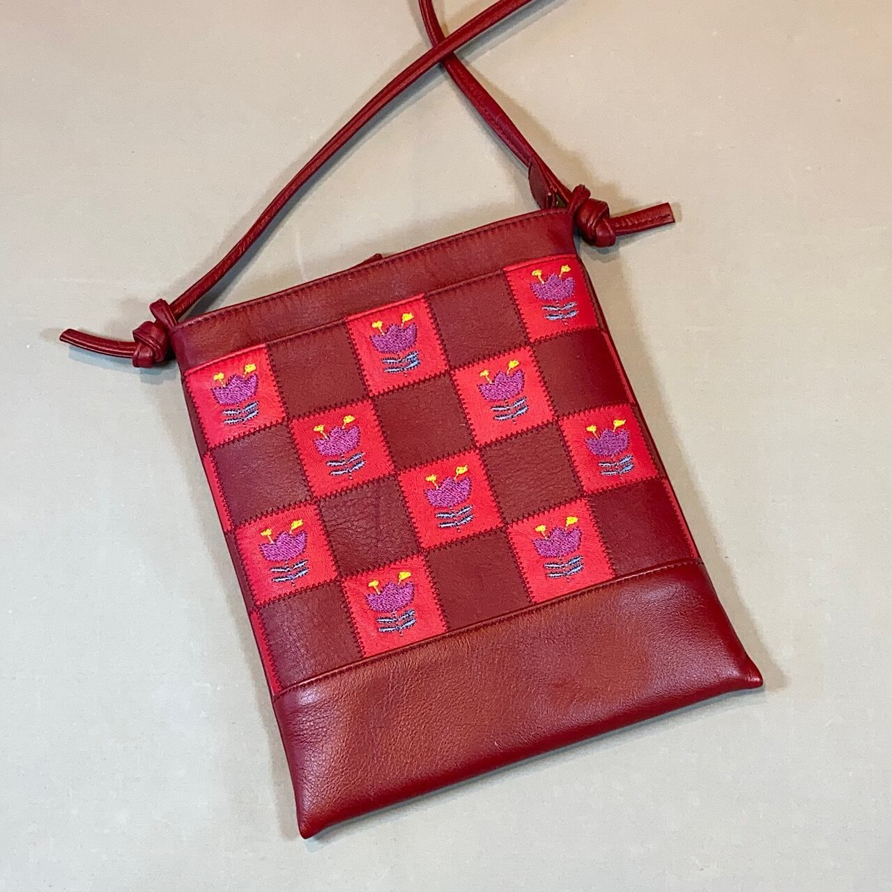 サムホールの花の油絵、モチーフはシクラメン、白額付き、前衛美術家の