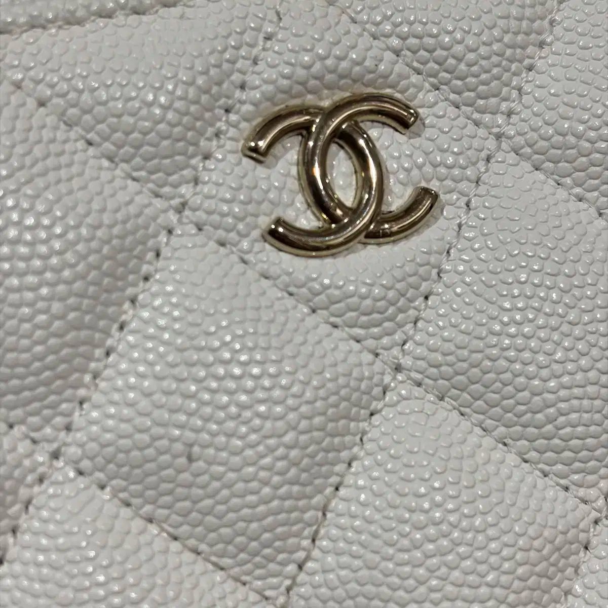 シャネル ホワイトキャビア スモール ポーチ ゴールド 内蔵チップ S DECORATOM_COM_BR