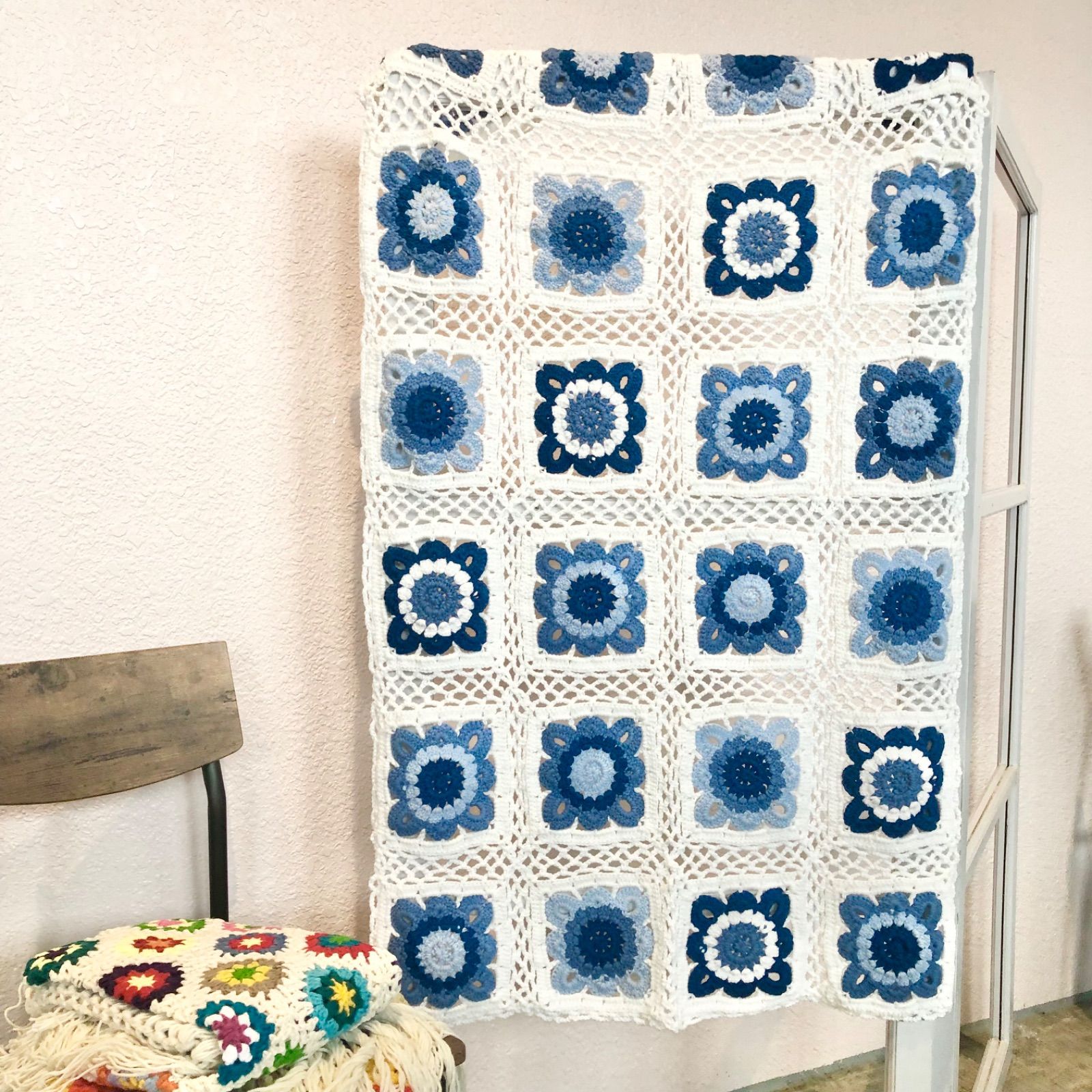 ホワイト 青 花柄 モチーフ編みマルチカバーブランケットハンドメイド