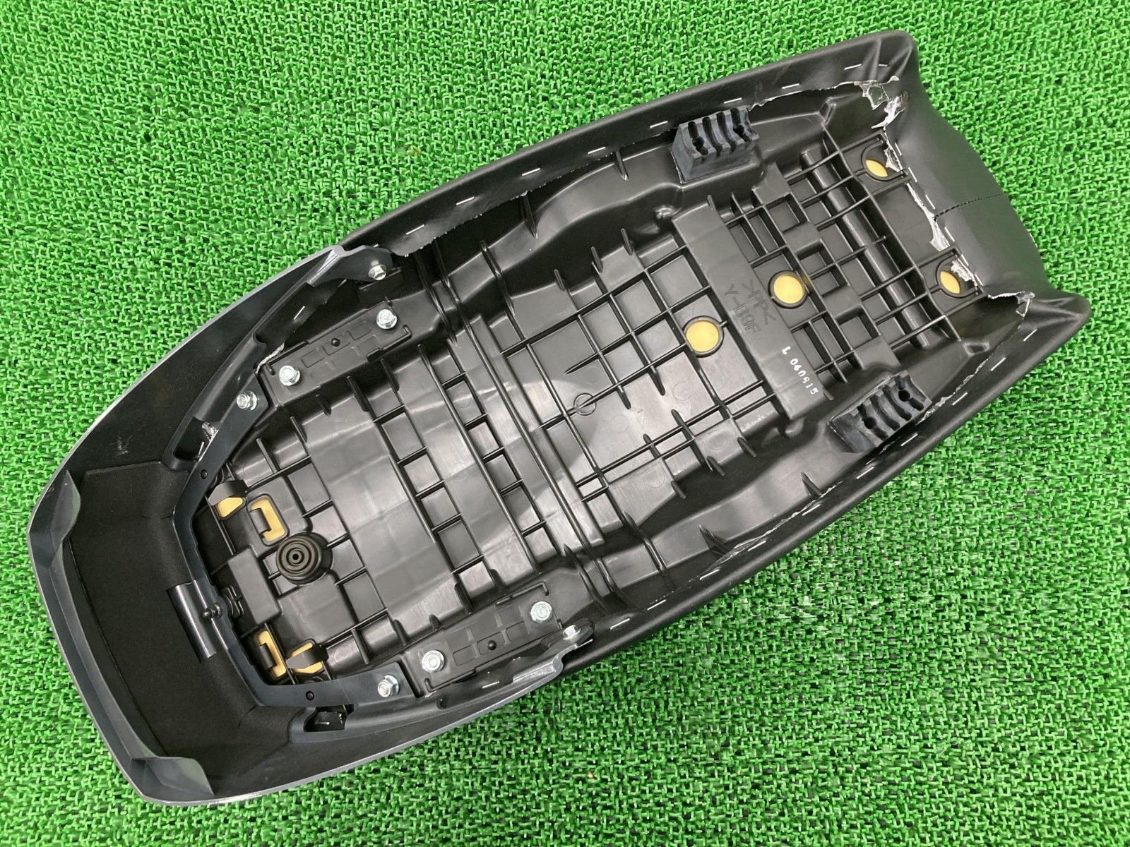 SR400 シート B9F ヤマハ 純正 バイク 部品 RH16J ファイナル カスタム素材に 破れ無し 品薄 車検 Genuine 【中古】 96 SR400 シート B9F ヤマハ 純正 バイク 部品 RH16J ファイナル