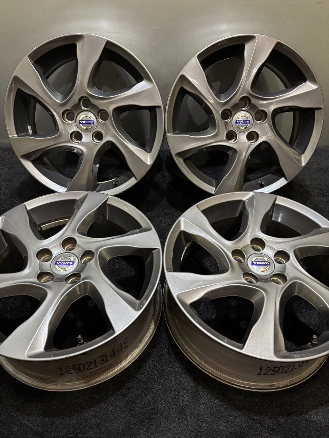 HanakoVOLVO 17インチホイール Hanako様専用VOLVO 17インチホイール ☆VOLVO V40 クロス