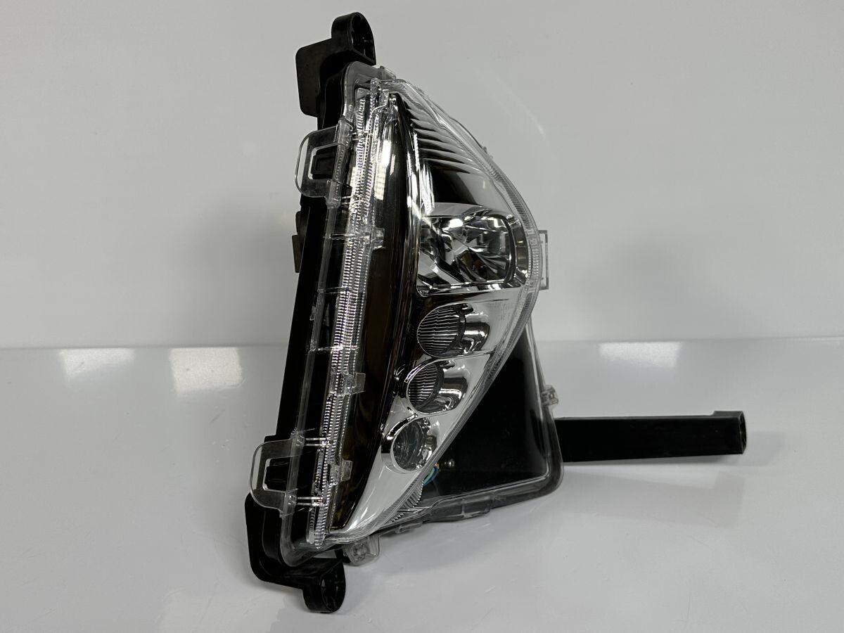 破損なし 低走行 50系 プリウス ZVW50 ZVW51 ZVW55 前期 純正 右フォグランプAssy フォグライト RH LED 81210-47030 47-83 管理29300