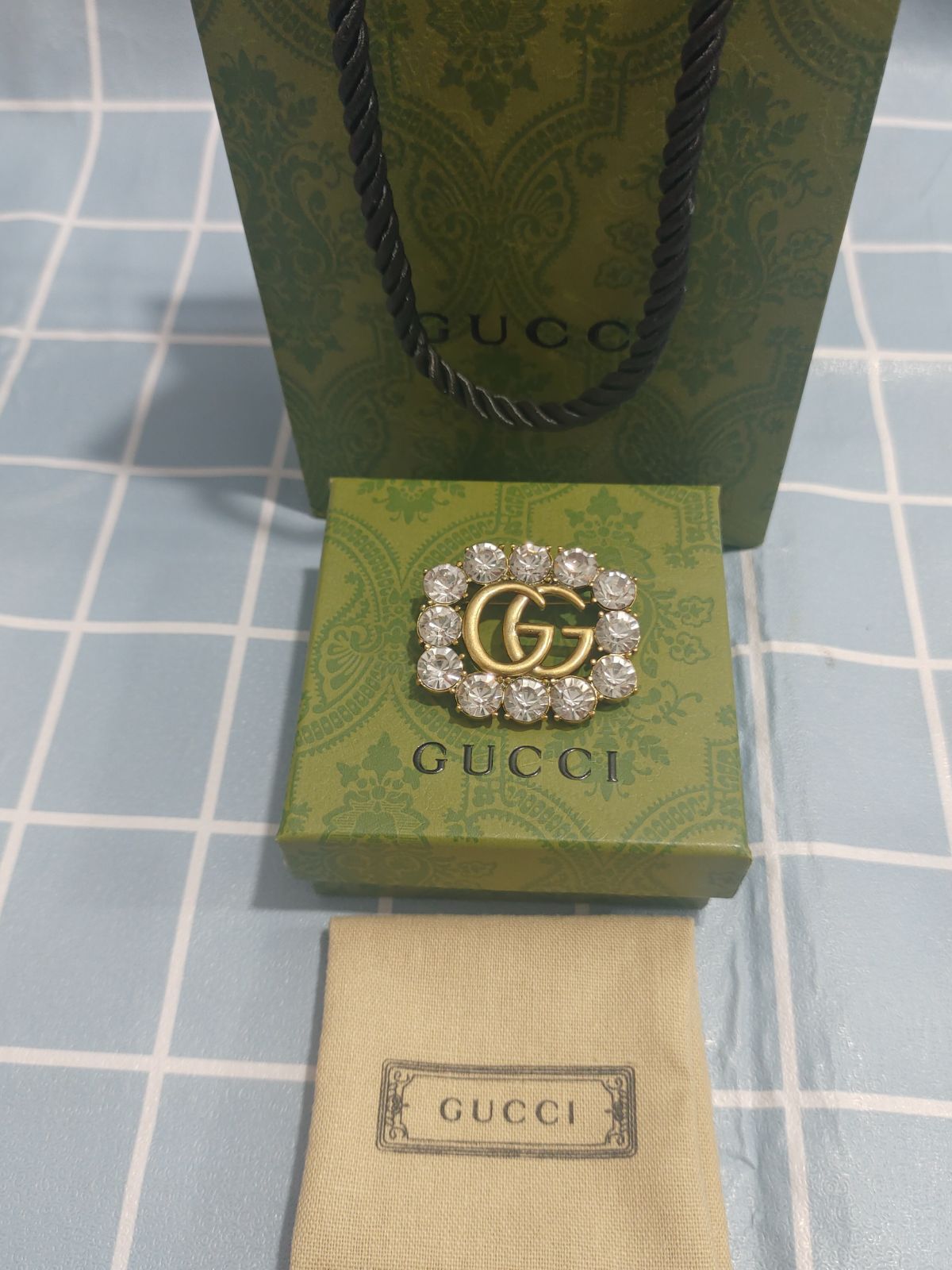 SALE～Gucci(グッチ) ブローチ　アクセサリー　送料無料❗箱付き✨新品✨即購入可✨GG柄 ラインストーン