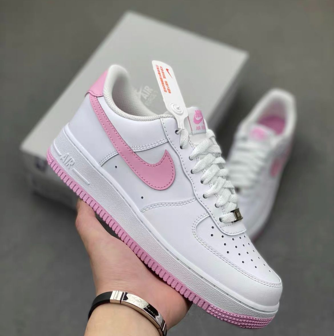 ナイキスニーカー ナイキ エア フォース 1 07 NIKE AIR FORCE 1 07 ホワイト/ホワイト/ピンクライズ FJ4146-101 メンズ レディース 男女兼用 箱付<