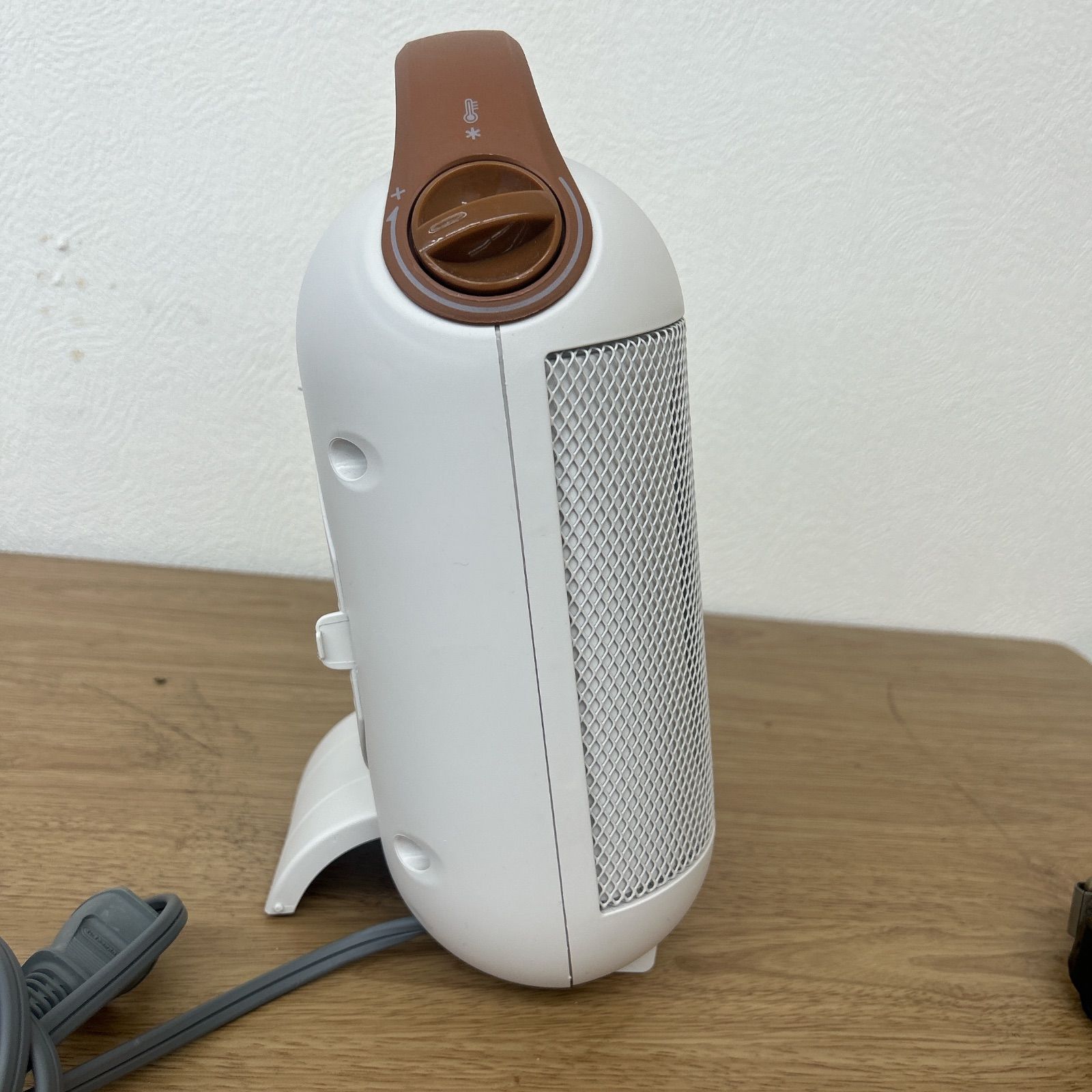 通電確認済み】DeLonghi HFX30C11-IWセラミックファンヒーター【電化