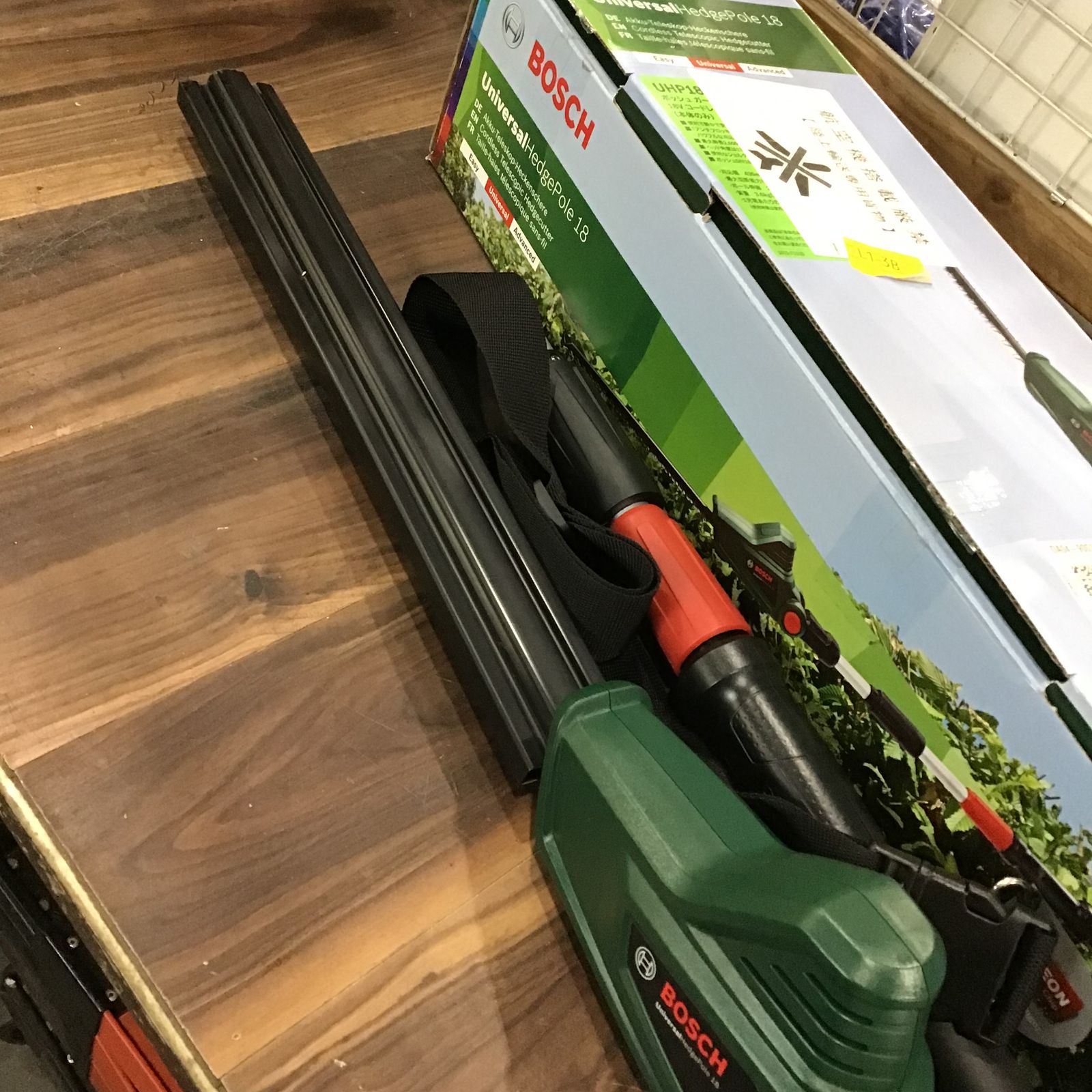 中古品 BOSCH ボッシュ 18V コードレス ヘッジ トリマー 2.5Ahバッテリ