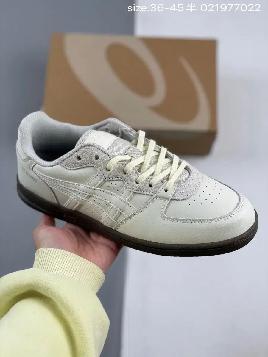 Asics(アシックス) スカイハンド OG ペイル オーク クリーム スニーカー 1203A451 ー 200 ｜