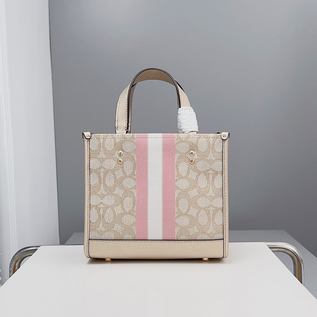 新品未使用】COACHデンプシー トート 22 シグネチャー ジャカード 財布 