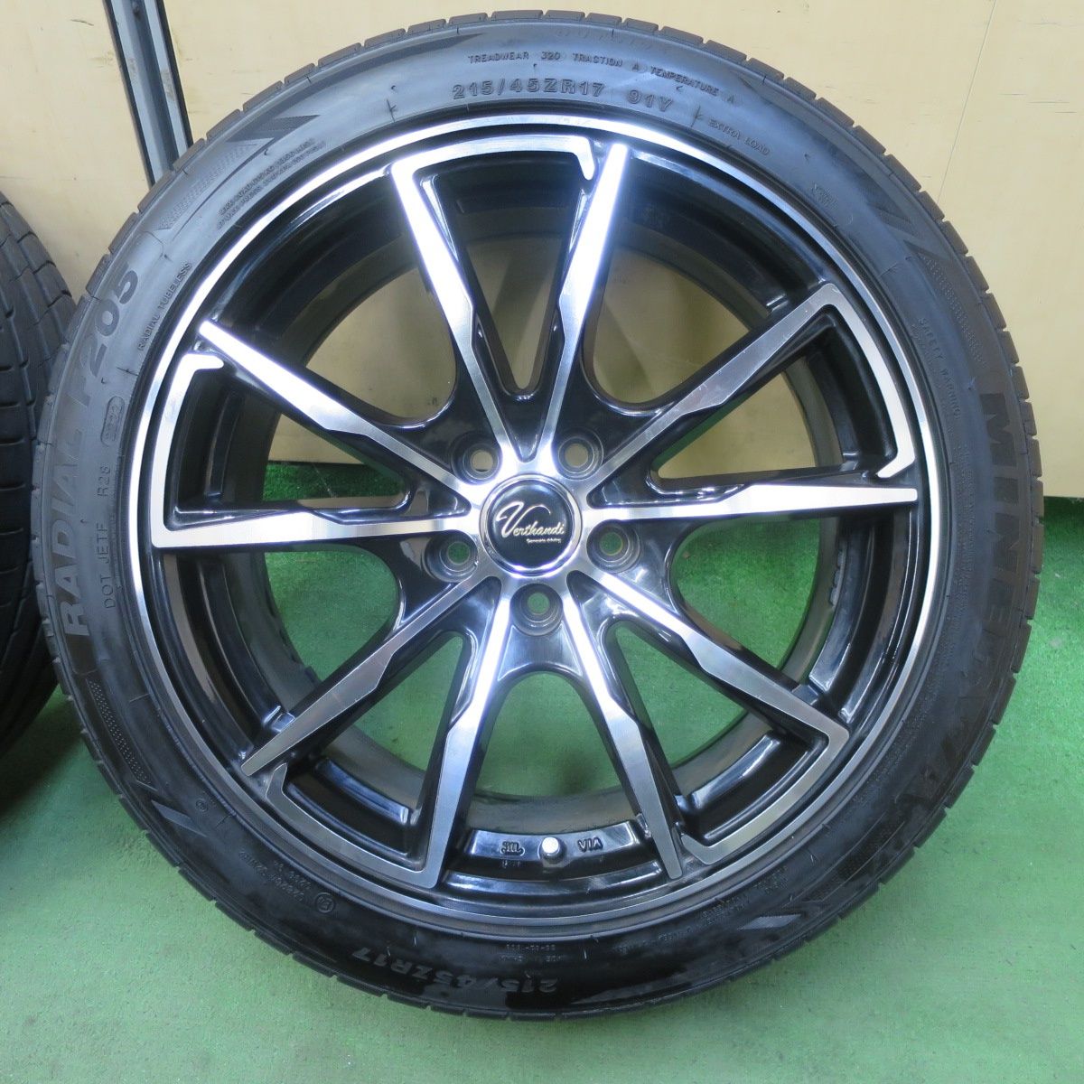 215/45ZR17 バリ溝 プリウス