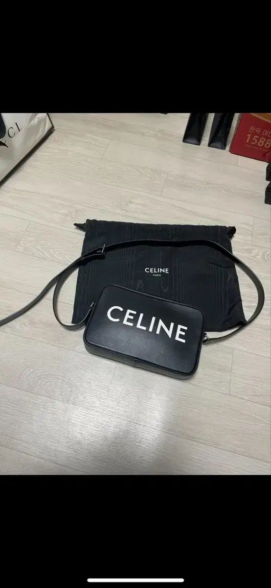 Celine セリーヌ ミディアム ブラック カメラ クロスバッグ