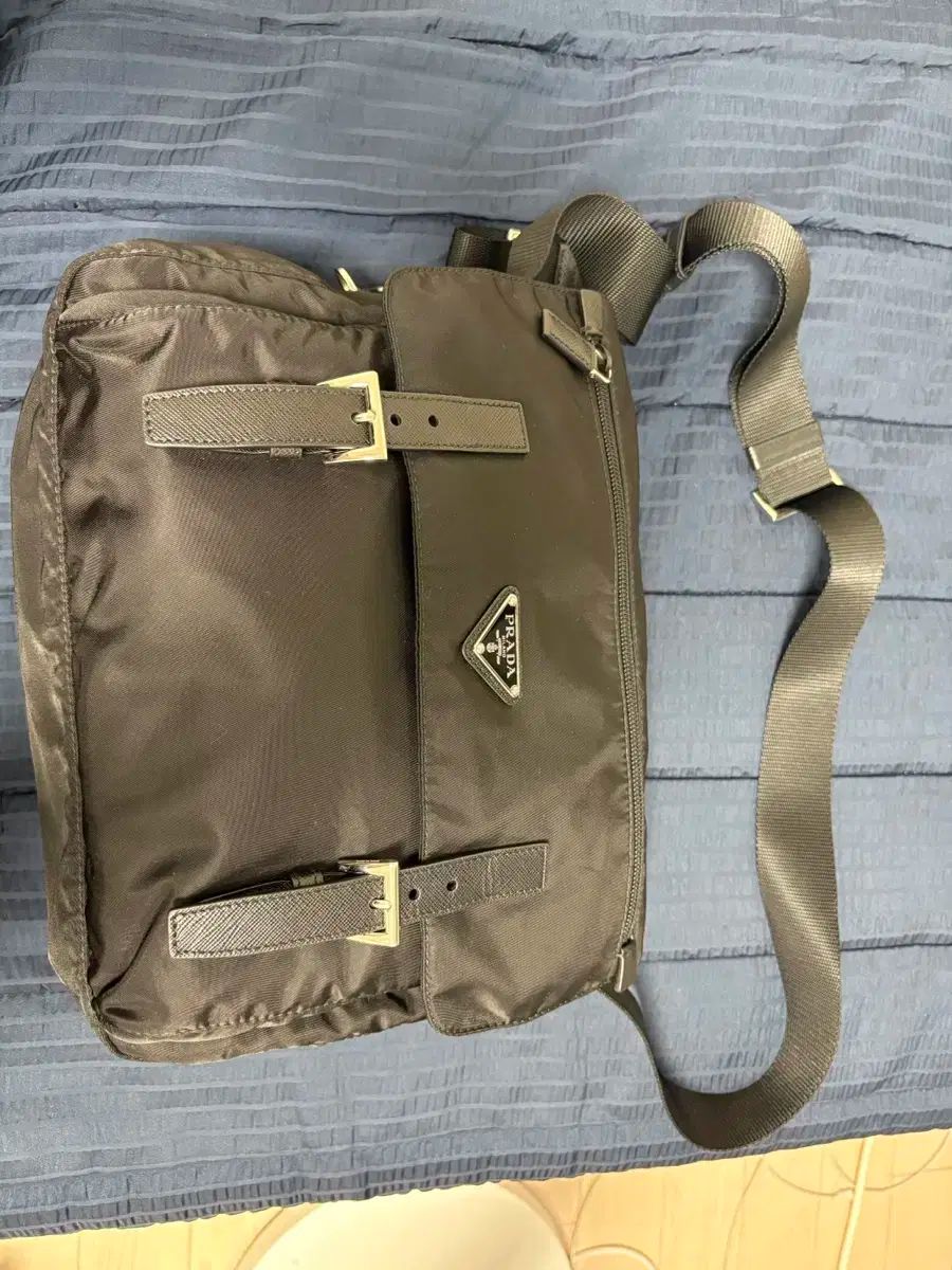 PRADA メッセンジャーバッグ