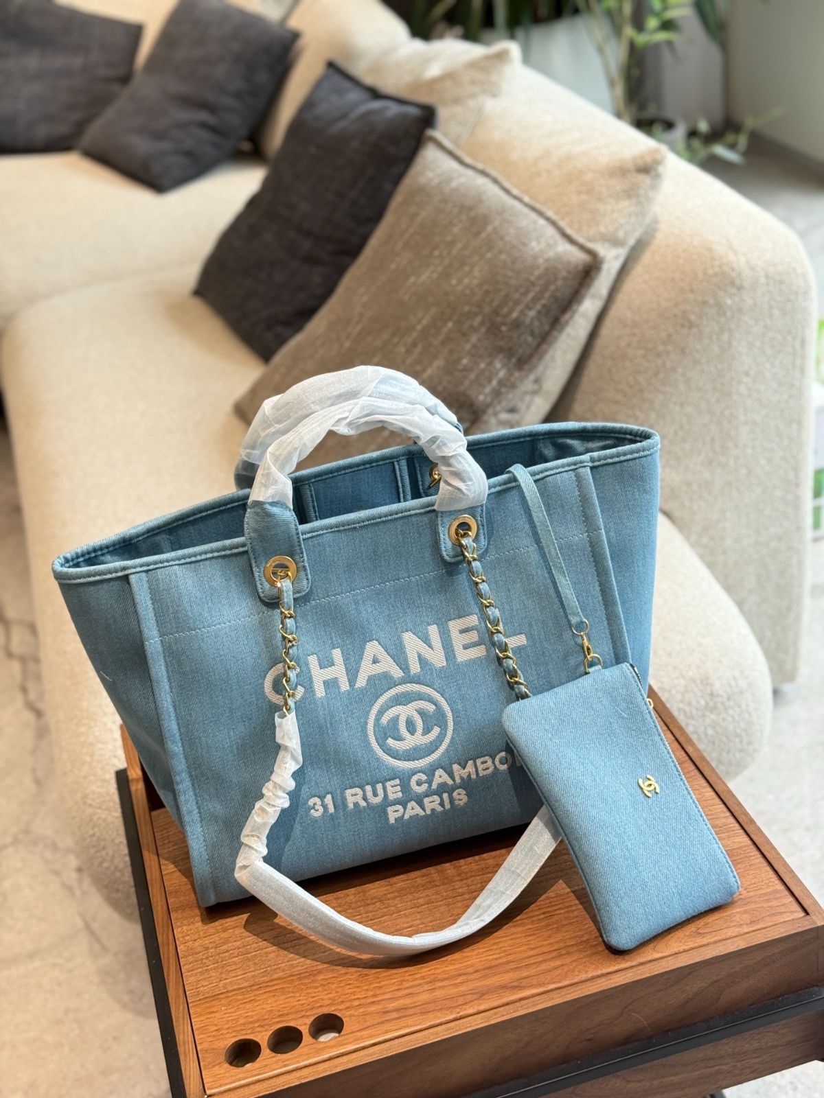 夏映えデザイン CHANEL デニムバッグ ココビーチ 2025 新作 フラップ バッグ、プリント デニム、ホワイト & ブルー