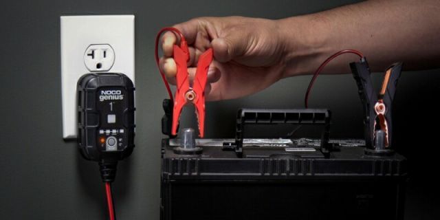 12V兼用1Ampバッテリー充電器