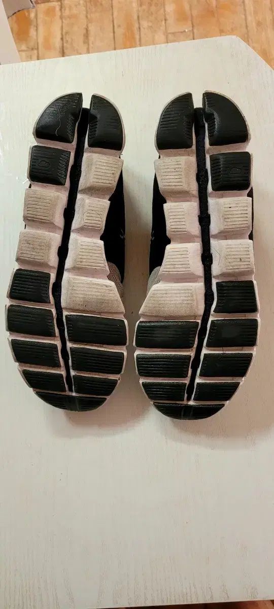 オン クラウド ランニングシューズ ブラック|ベージュ HRDEVELOPMENT_JP