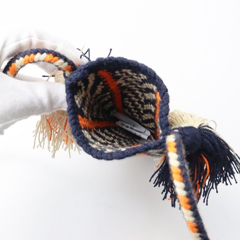 限定 ♥ 2025SS マルニ マーケット MARNI MARKET クロシェニット タッセル スマートフォン ホルダー ｜ネイビー 2400014649680 再現性のある