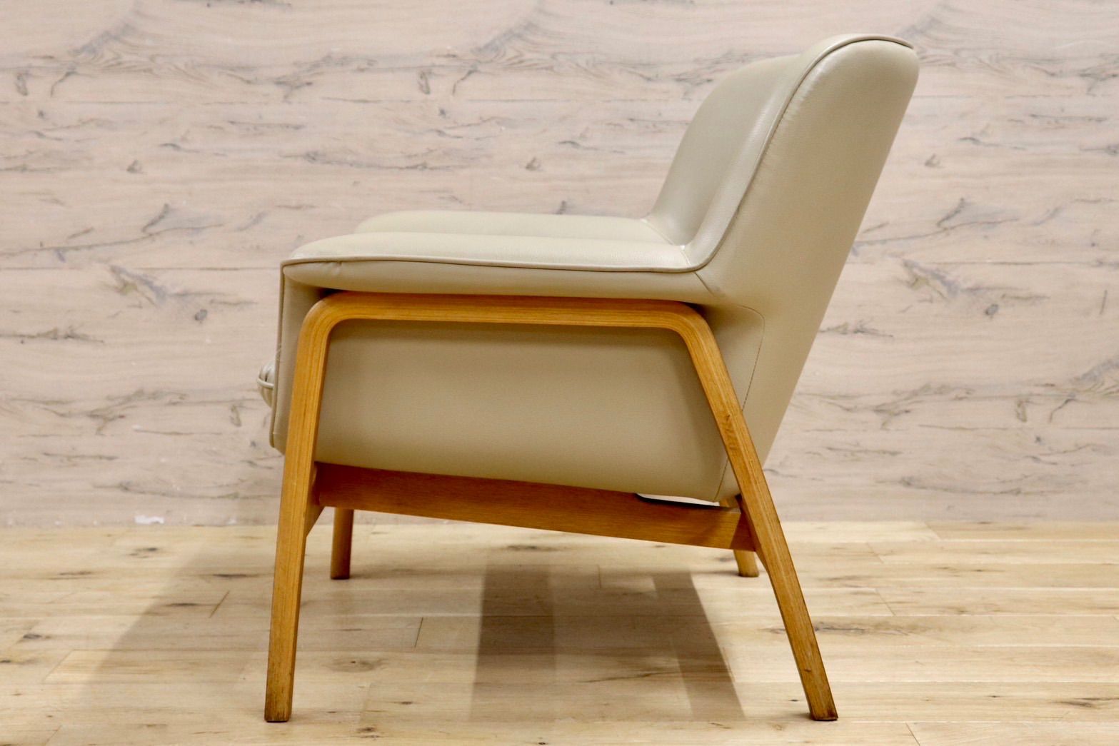 GMIH218A○天童木工 / Tendo Centro チェントロ イージーチェア ラウンジチェア アームチェア シングルソファ 合皮 モダン 剣持勇 驚きの破格値，送料無料