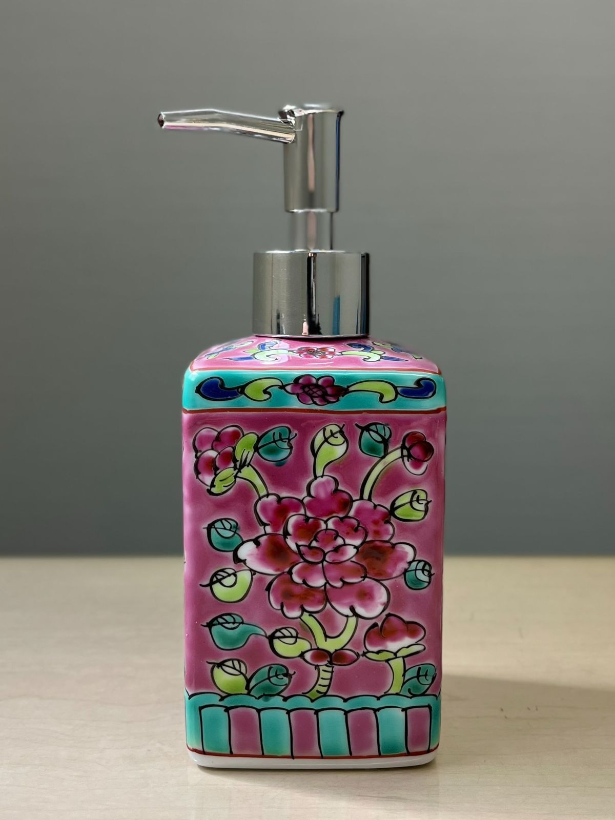 39P プラナカン シャンプー ソープ ディスペンサー 器 ニョニャウェア フラワー柄 花柄 陶器 ピンク シンガポール マレーシア 土産 お土産
