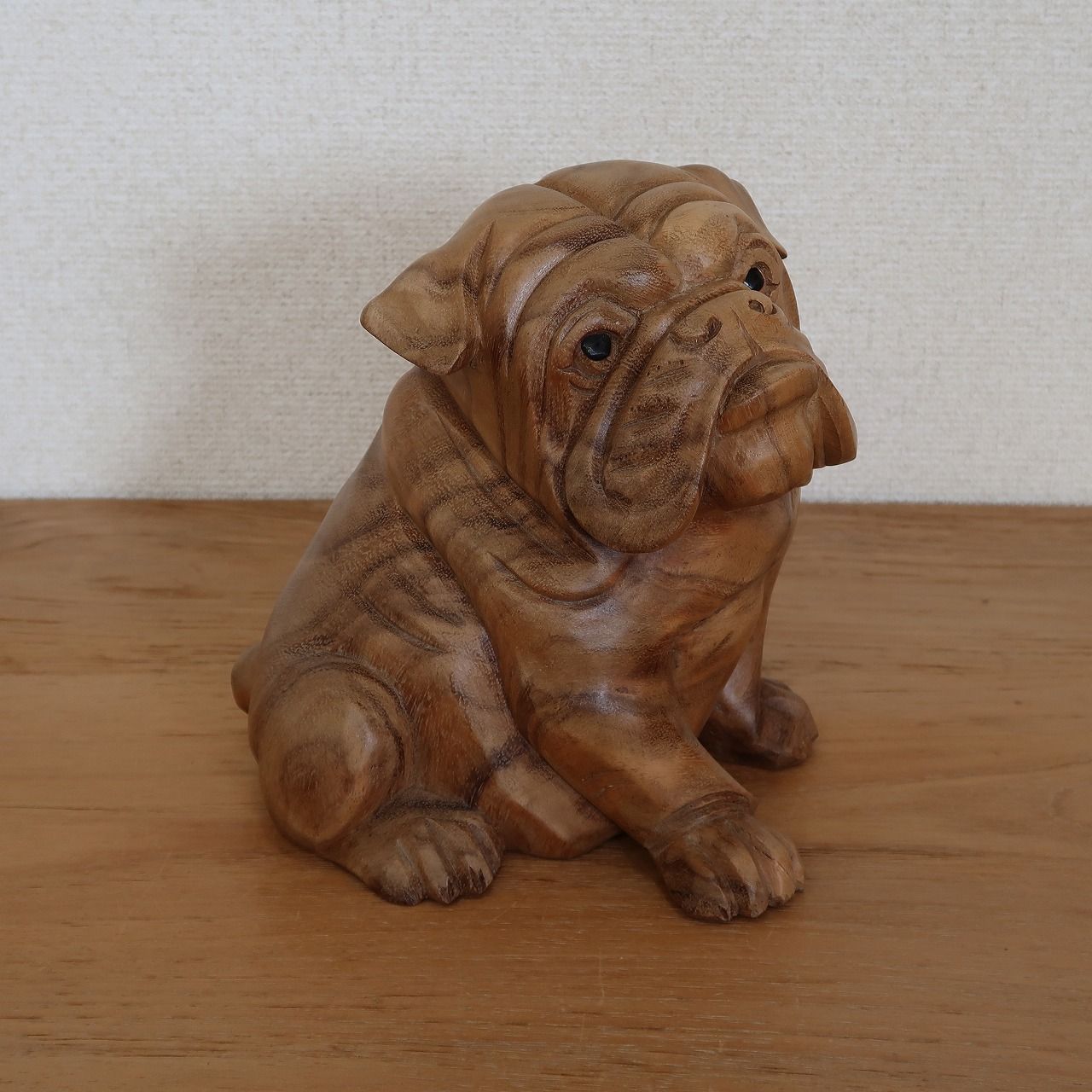 ブルドッグの木彫り 座像 20cm 木製 犬の置き物 オブジェ オーナメント 