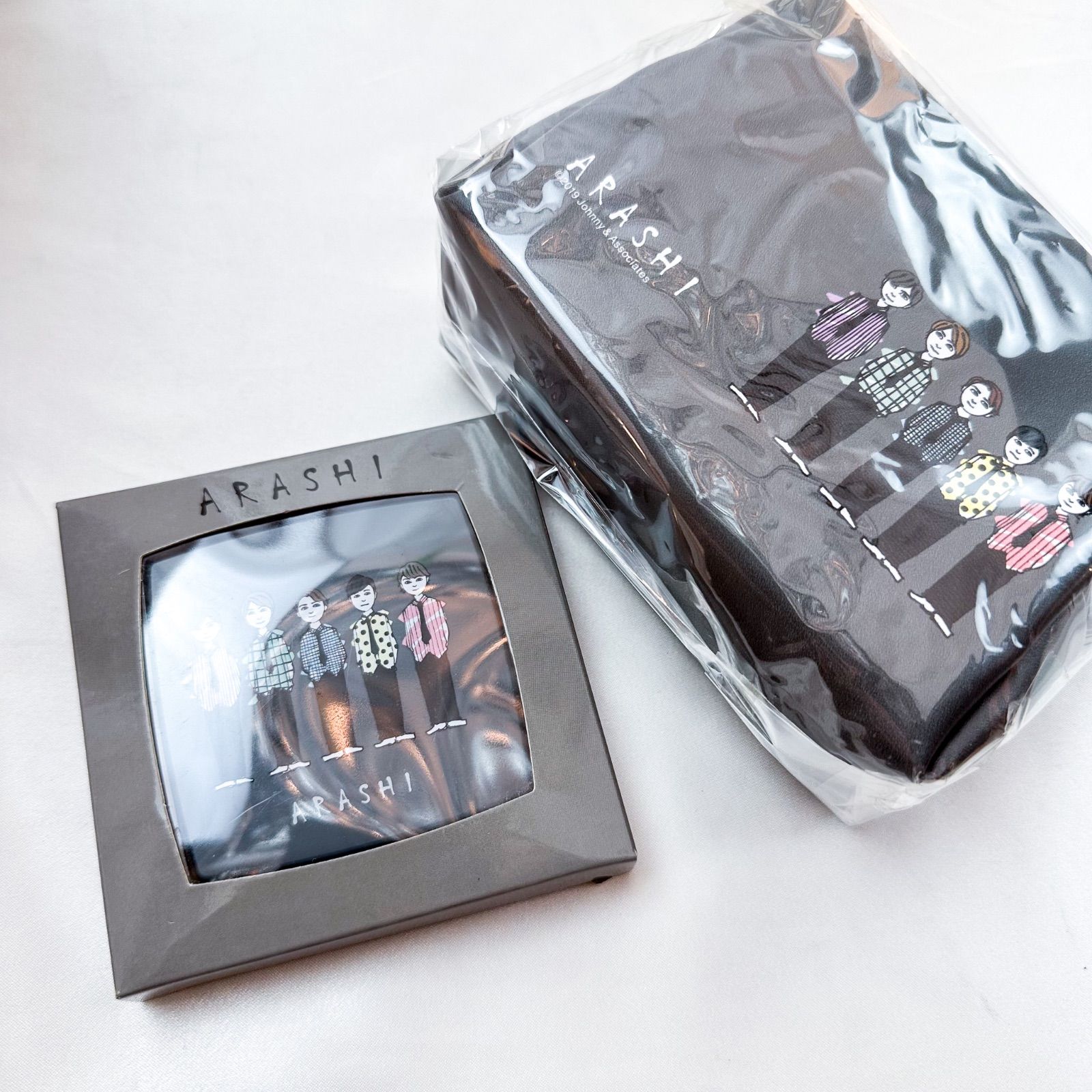 新品未開封 嵐 二つ折りミラー ＆ ポーチ 「ARASHI EXHIBITION
