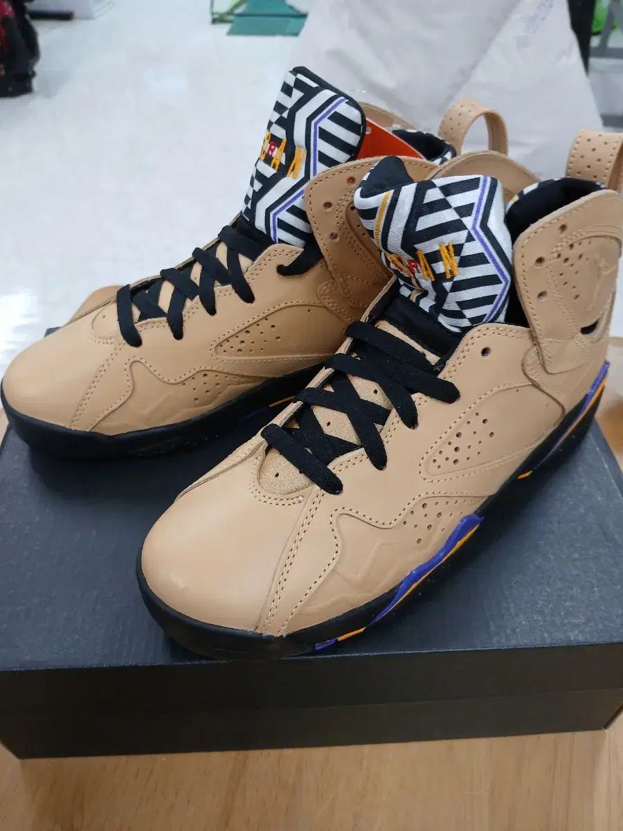 NIKE(ナイキ) エア ジョーダン 7 レトロ ジュニア 靴 バスケットシューズ DZ4730 ー 200