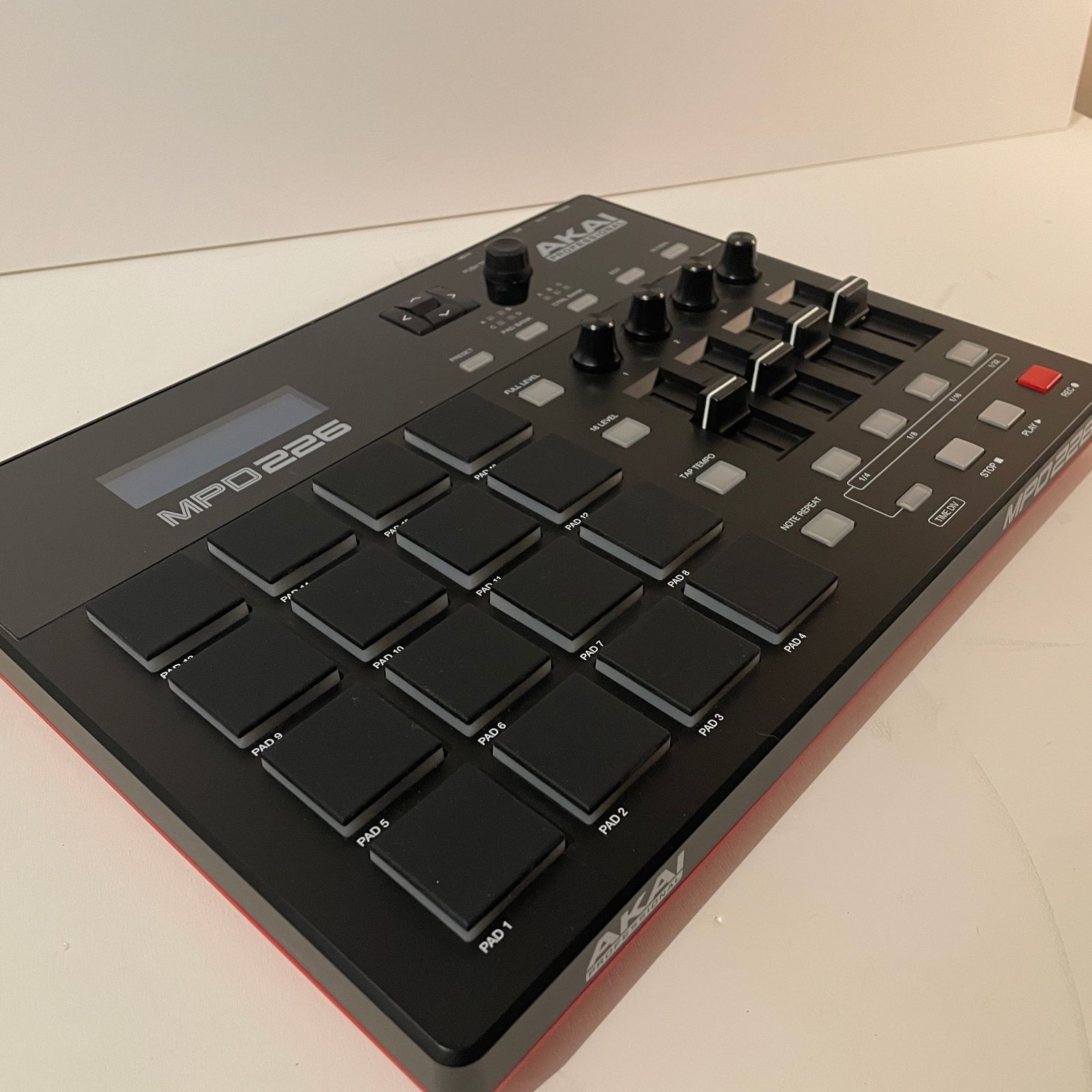 Akai Professional 16パッド 4フェーダー MPD226（AKAIのMIDI