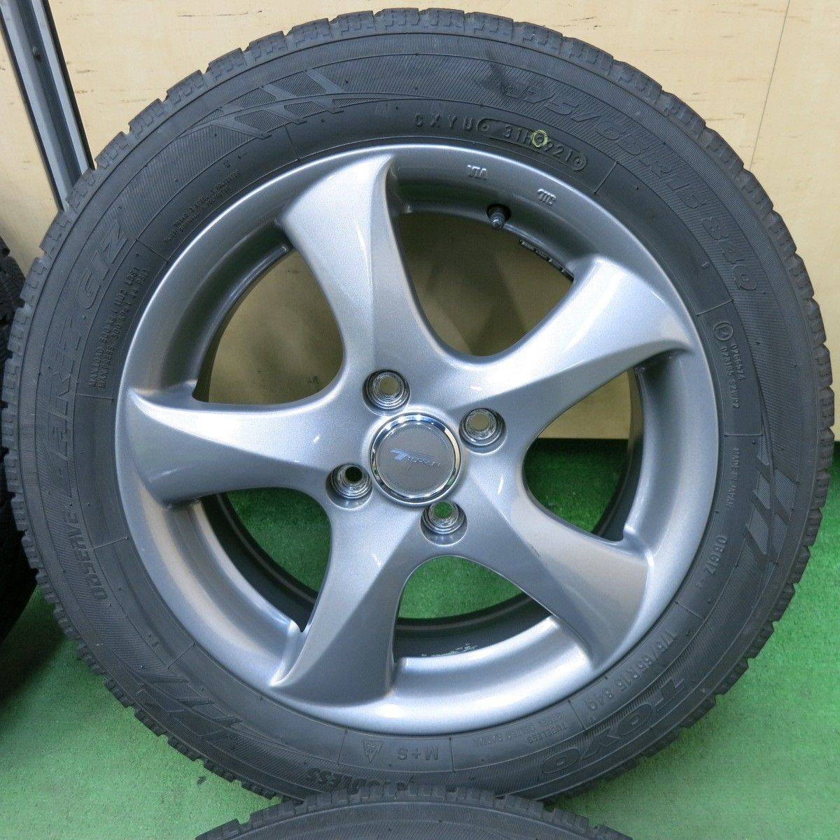 TOYO スタッドレス 21年製175/65R 15インチ アクア　フィット