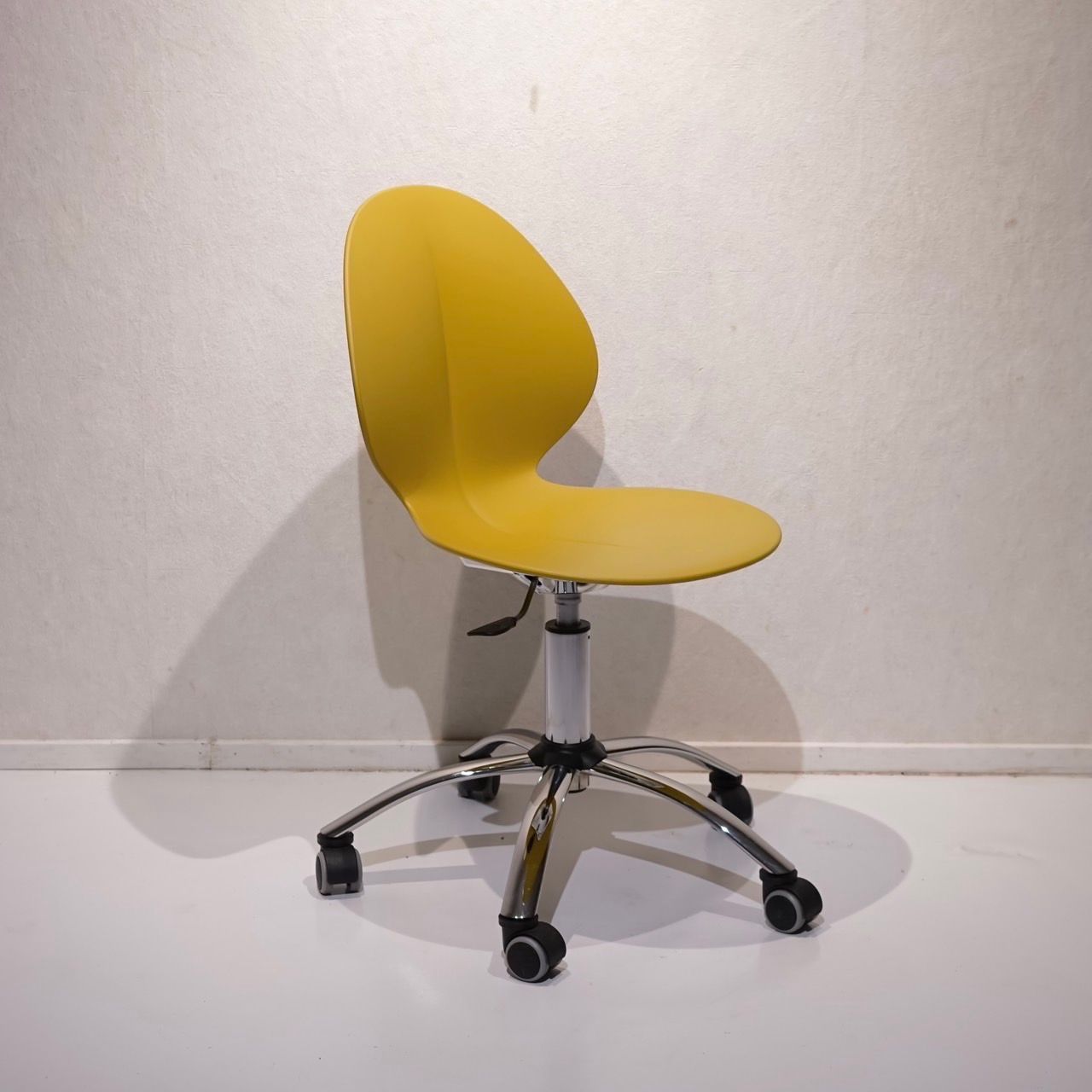 Calligaris カリガリス BASIL バジル オフィスチェア デスクチェア キャスター付き 昇降可 チェア 椅子 樹脂座面 モダン ミニマル 北欧 イタリア