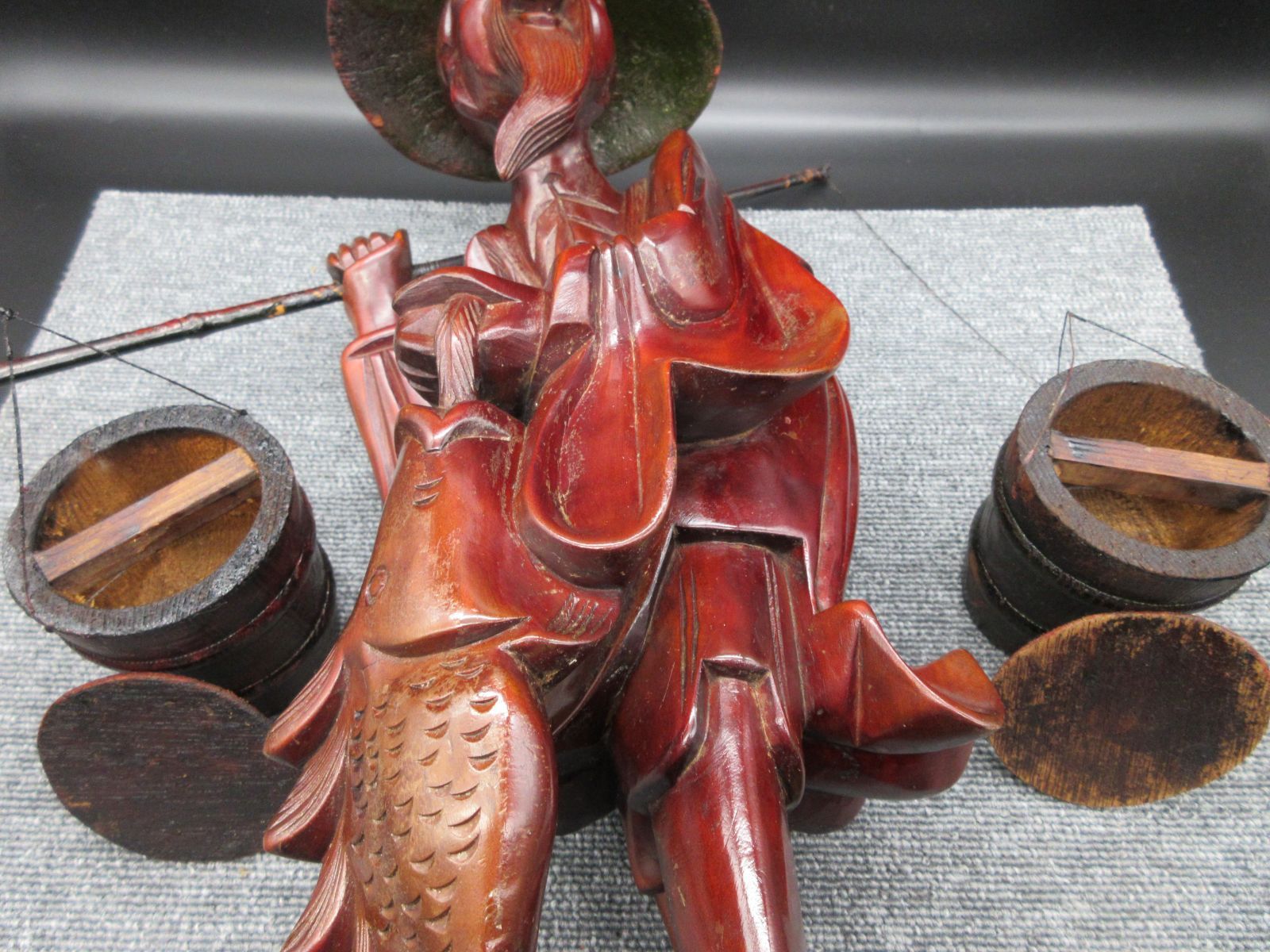 木彫り(工芸品) 「天秤棒を担ぐ老人」 木彫り置物 天秤棒を担ぐ老人 下台付き - メルカリ