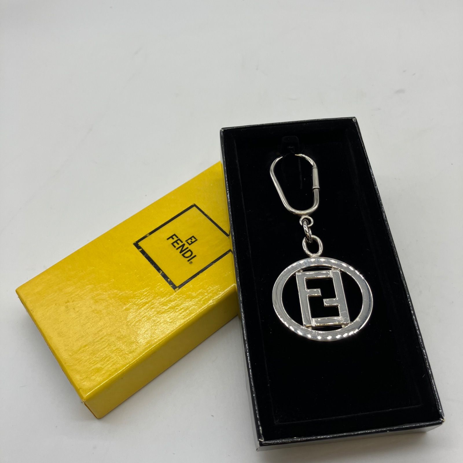 お買い得】FENDI キーホルダー 箱付き FFロゴ - メルカリ